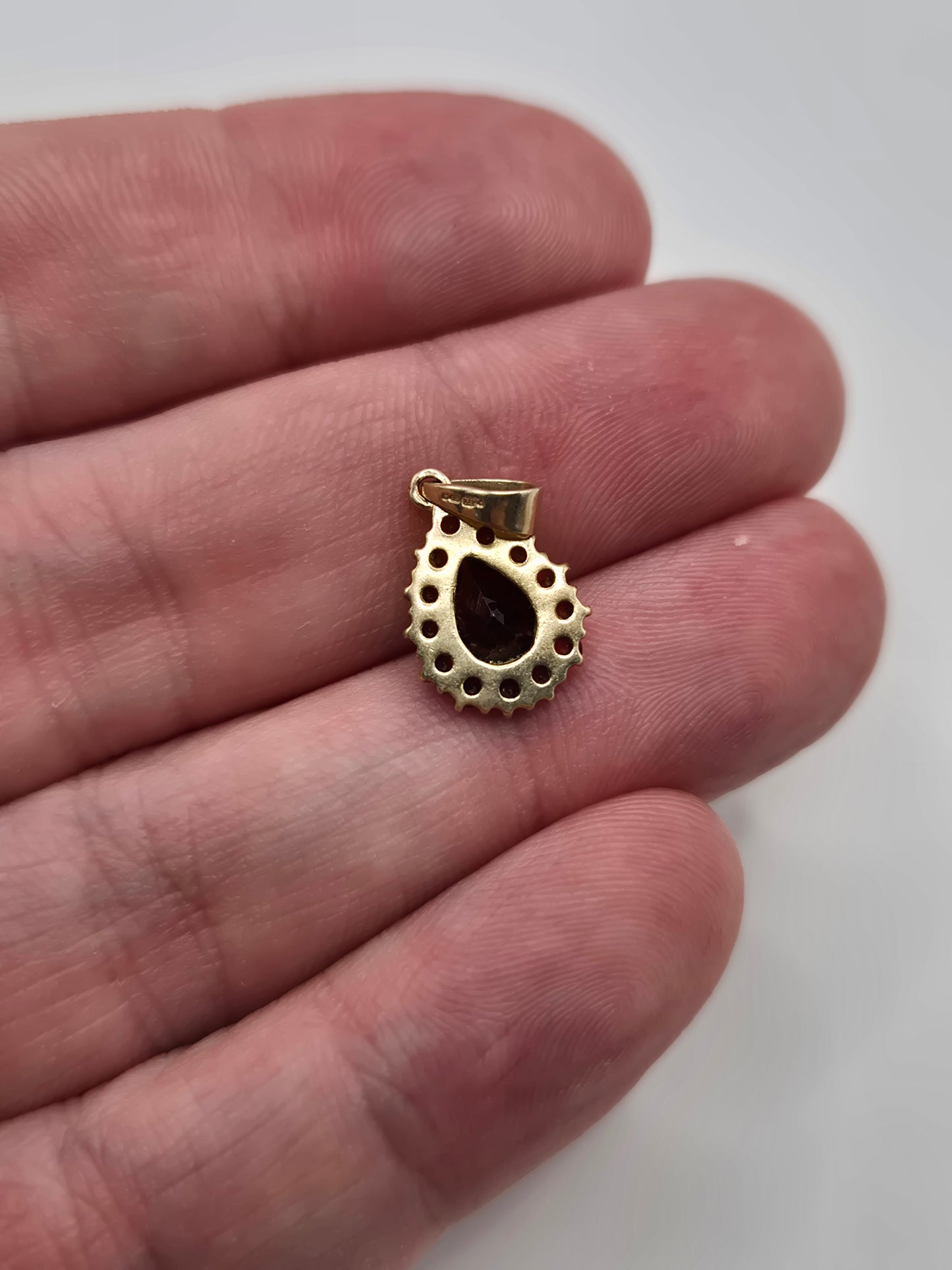 9ct gold garnet cluster pendant
