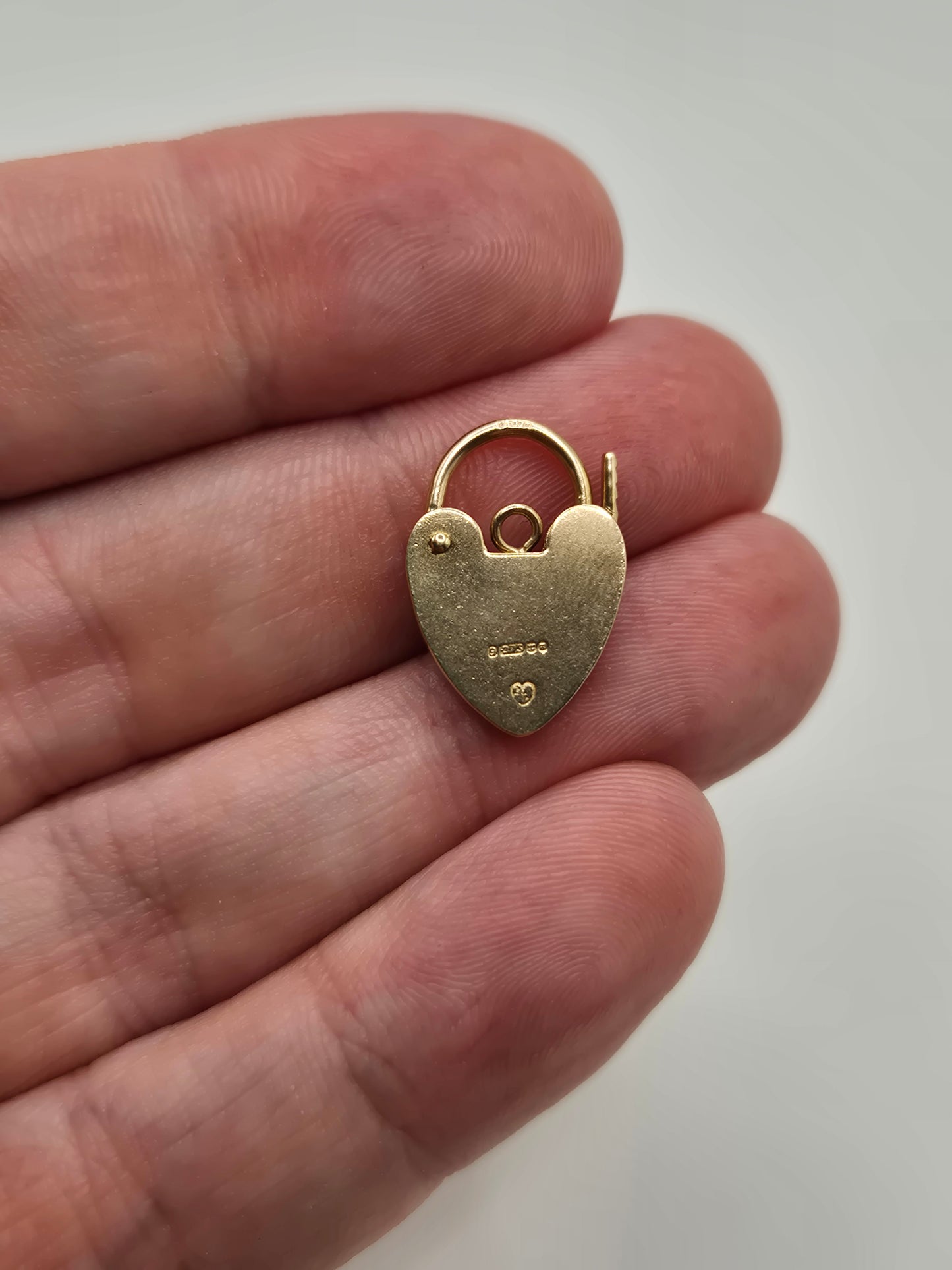 9ct gold padlock (7)
