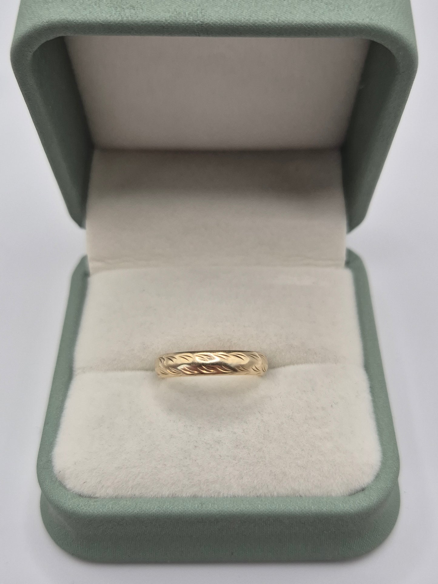 9ct gold patterned band ring