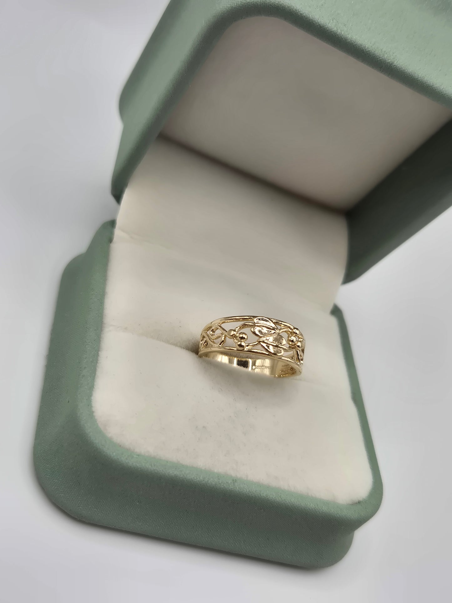 9ct gold floral ring