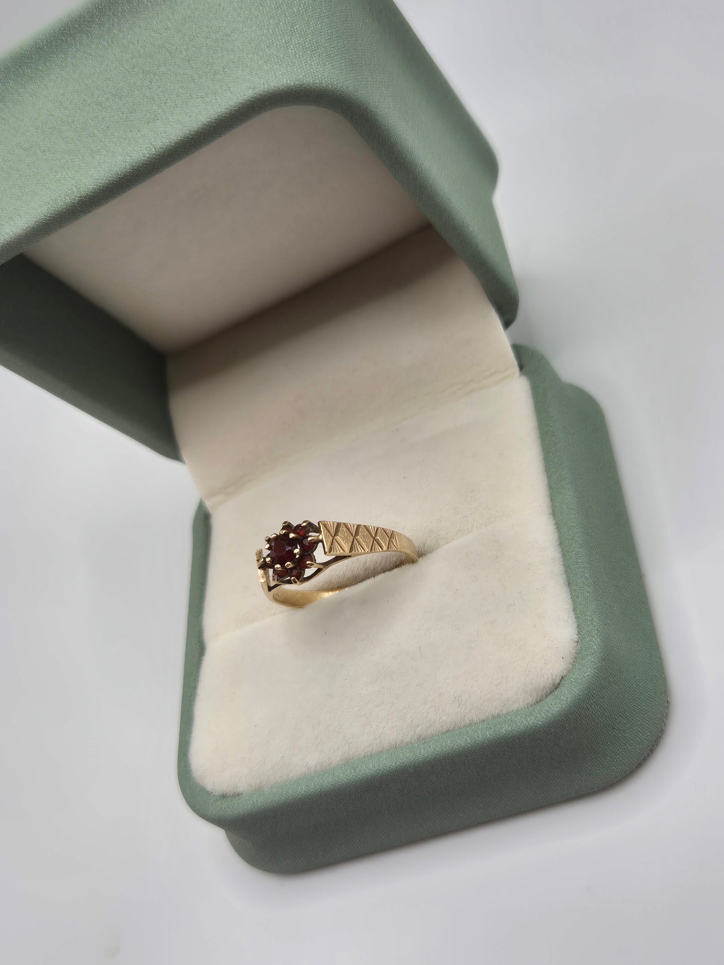 9ct gold garnet ring