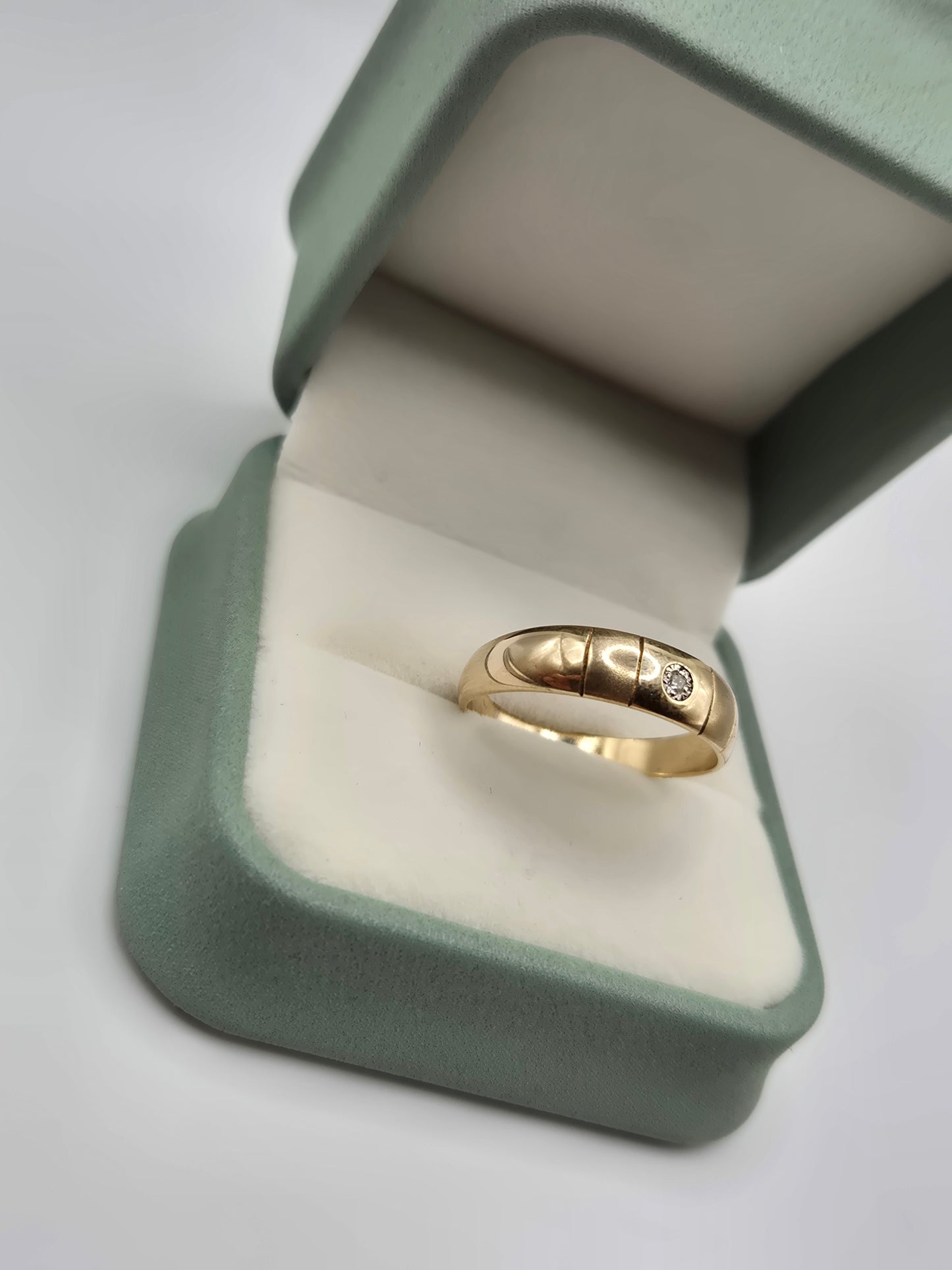 9ct gold diamond gypsy ring