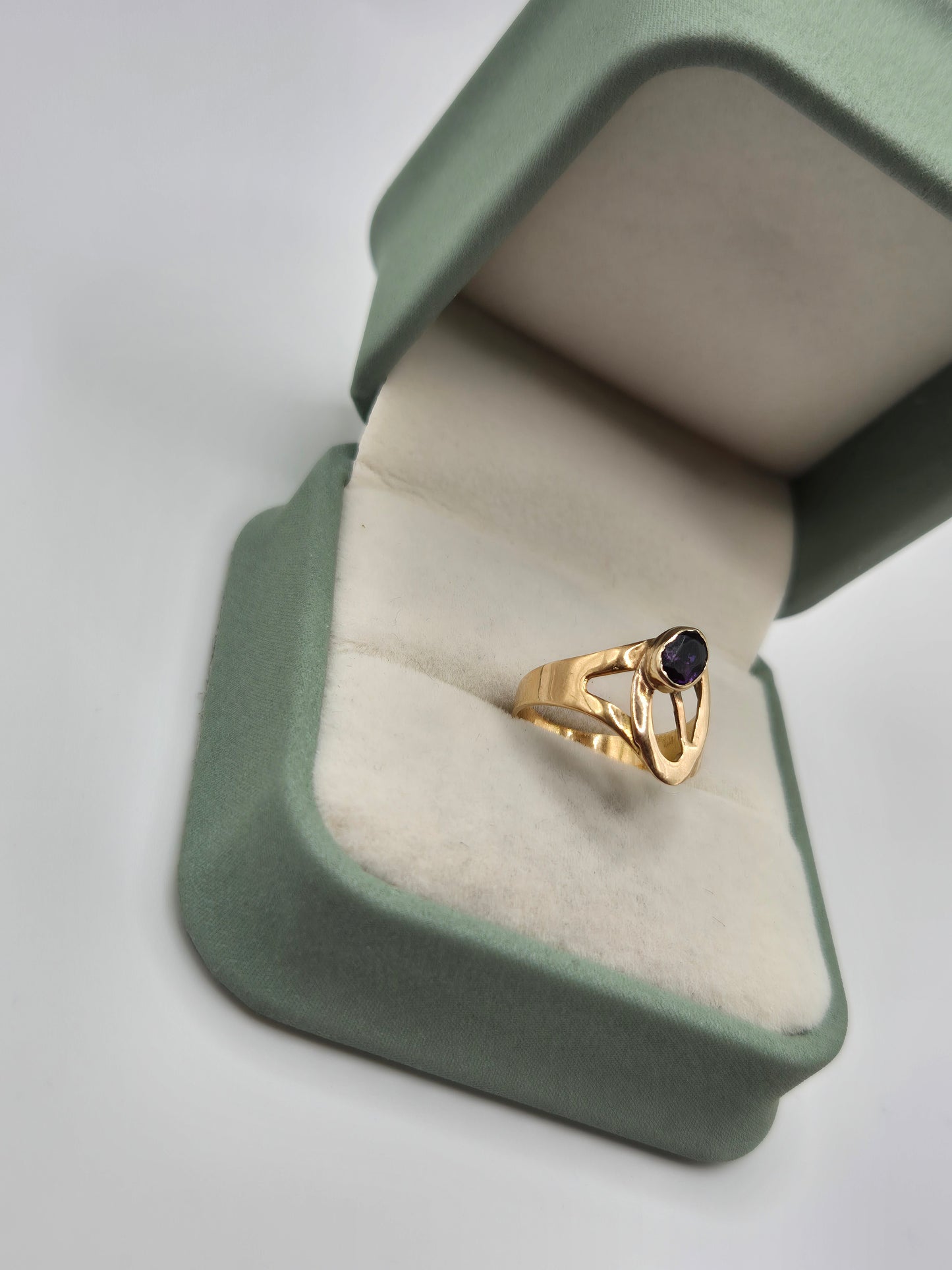 18ct gold amethyst ring