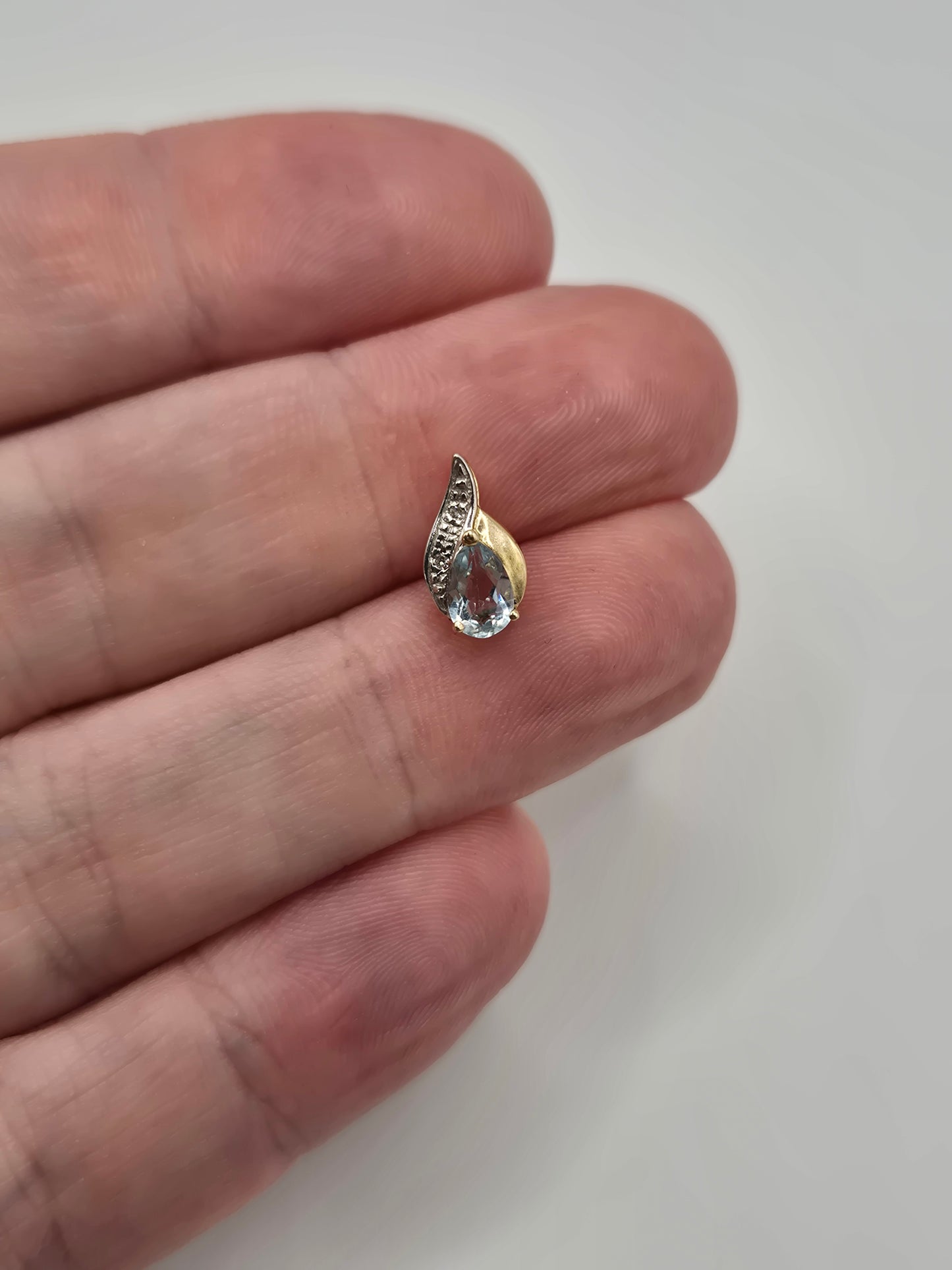 9ct gold topaz and diamond pendant
