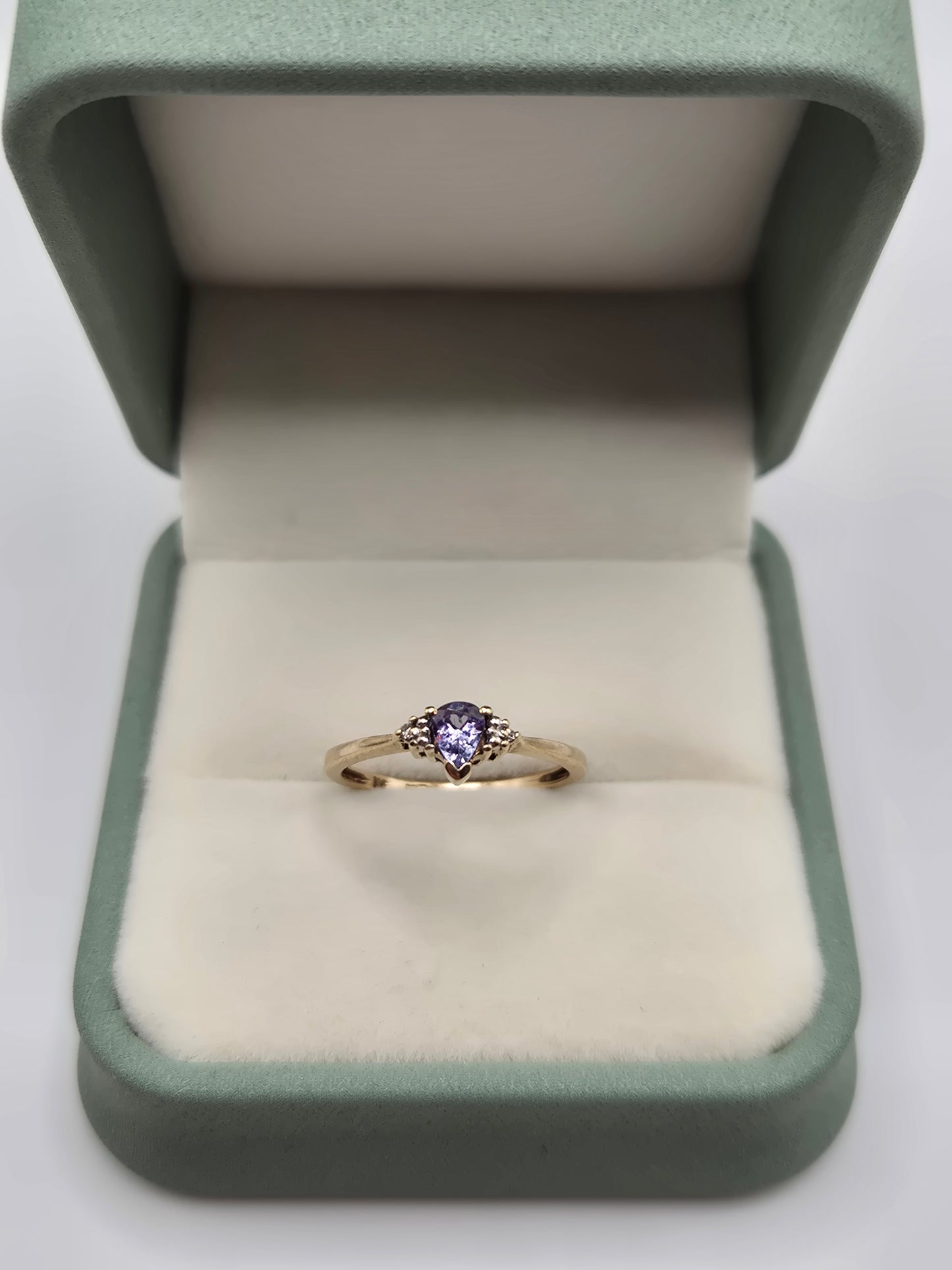 9ct gold tanzanite and diamond ring