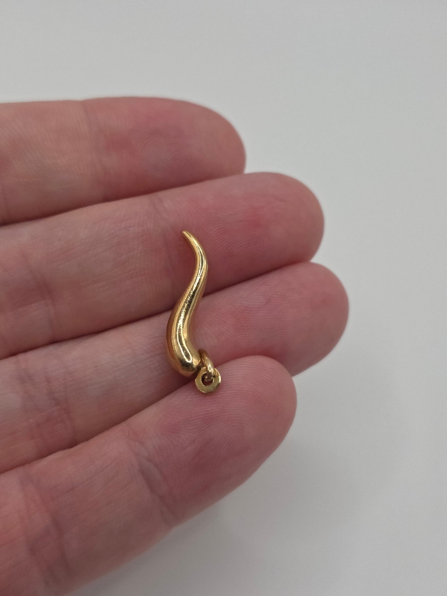 9ct gold horn of plenty pendant