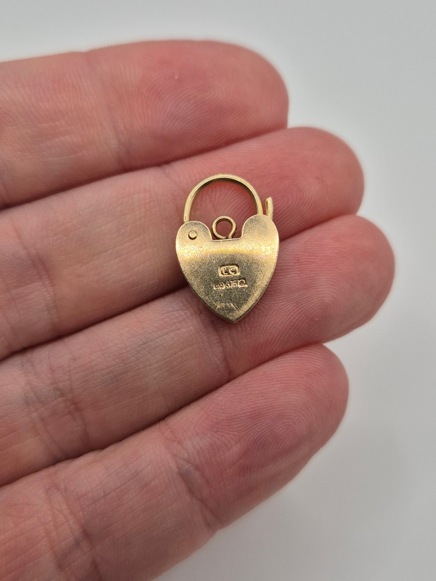 9ct gold padlock (16)