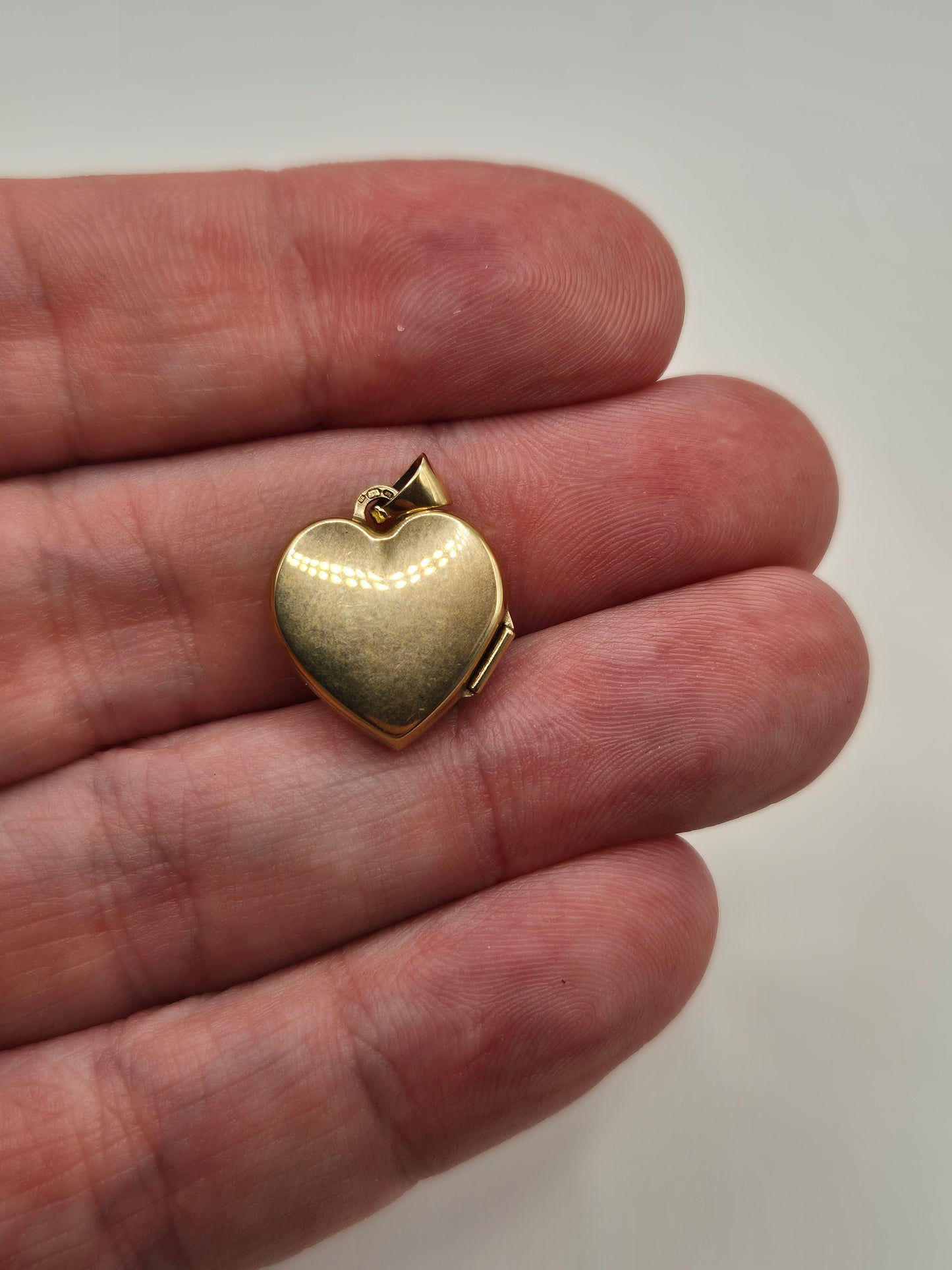 9ct gold "i love you" locket