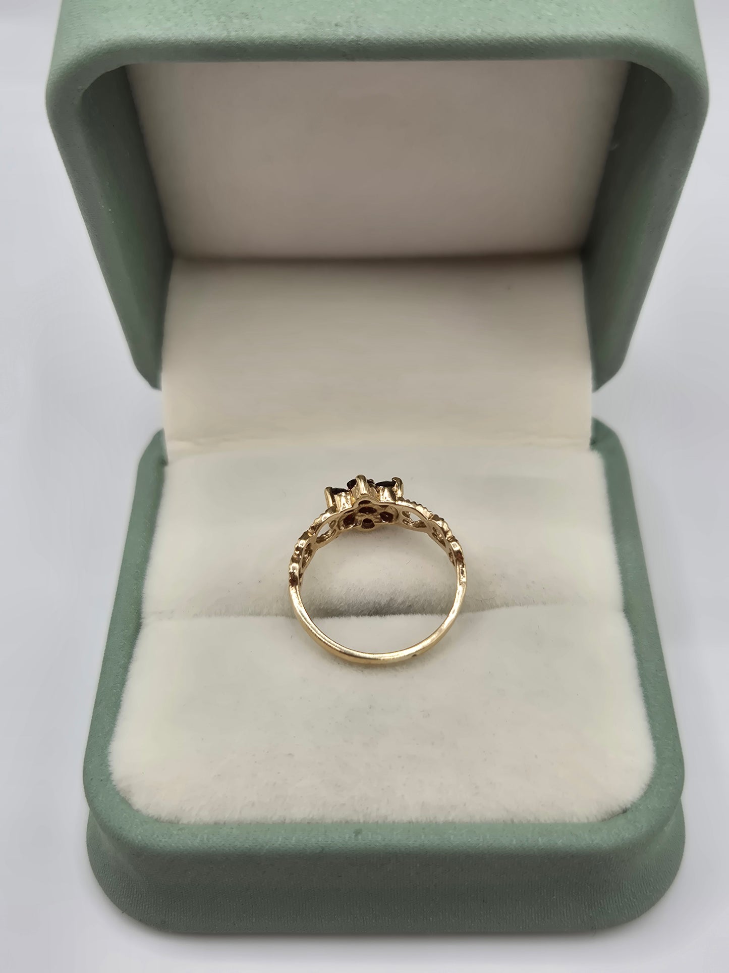 9ct gold garnet ring
