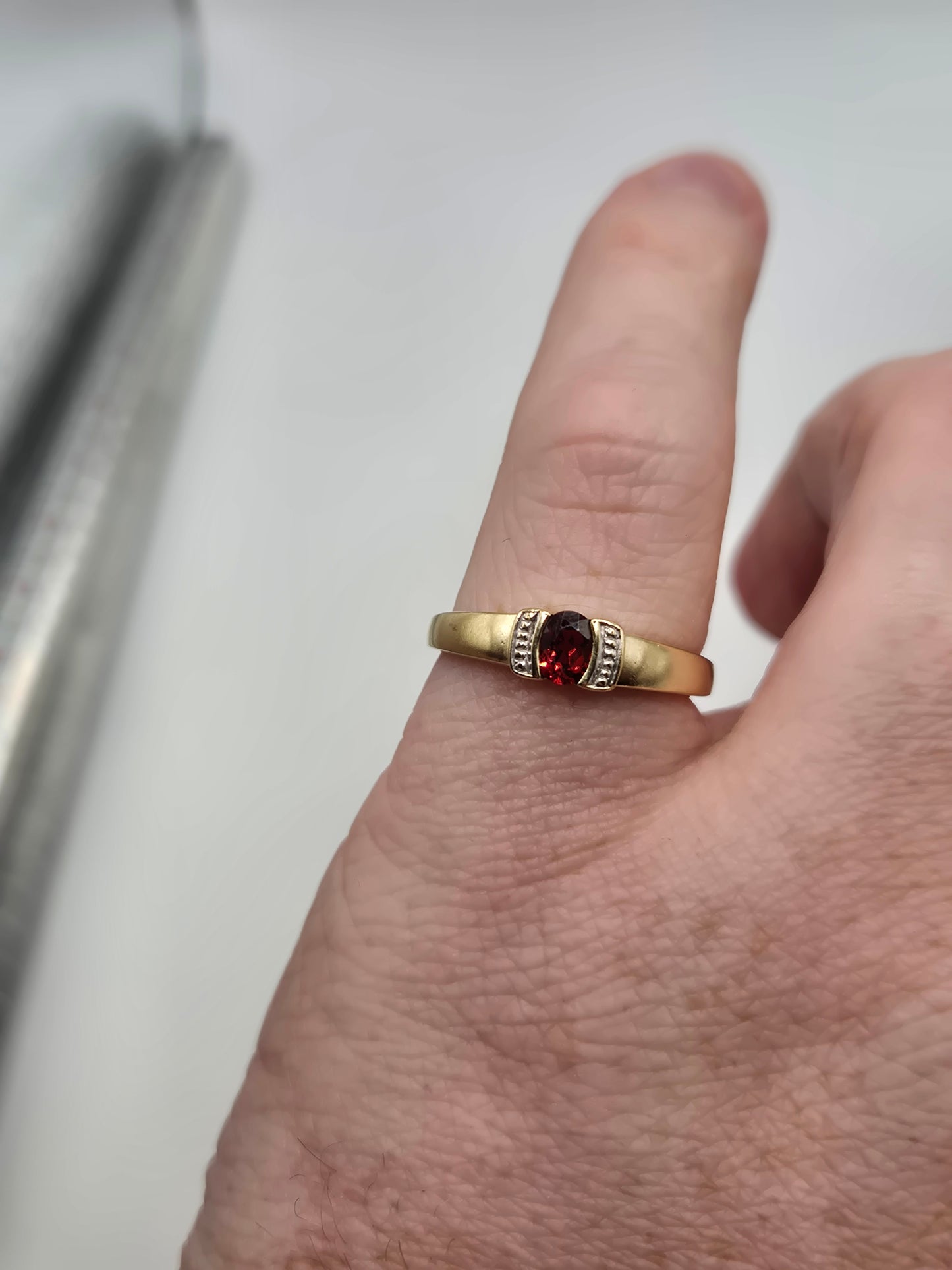 9ct gold garnet ring