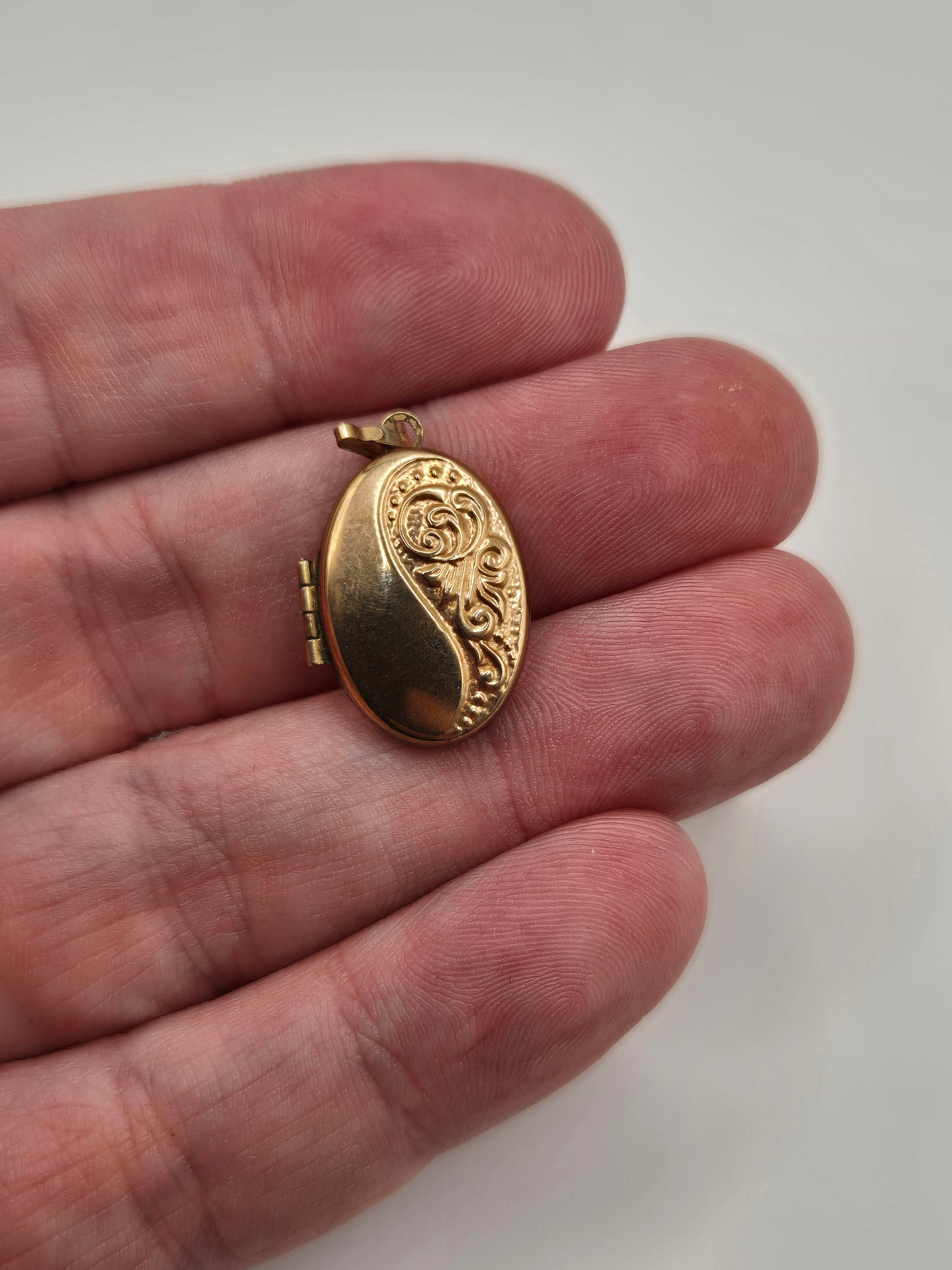 9ct gold locket