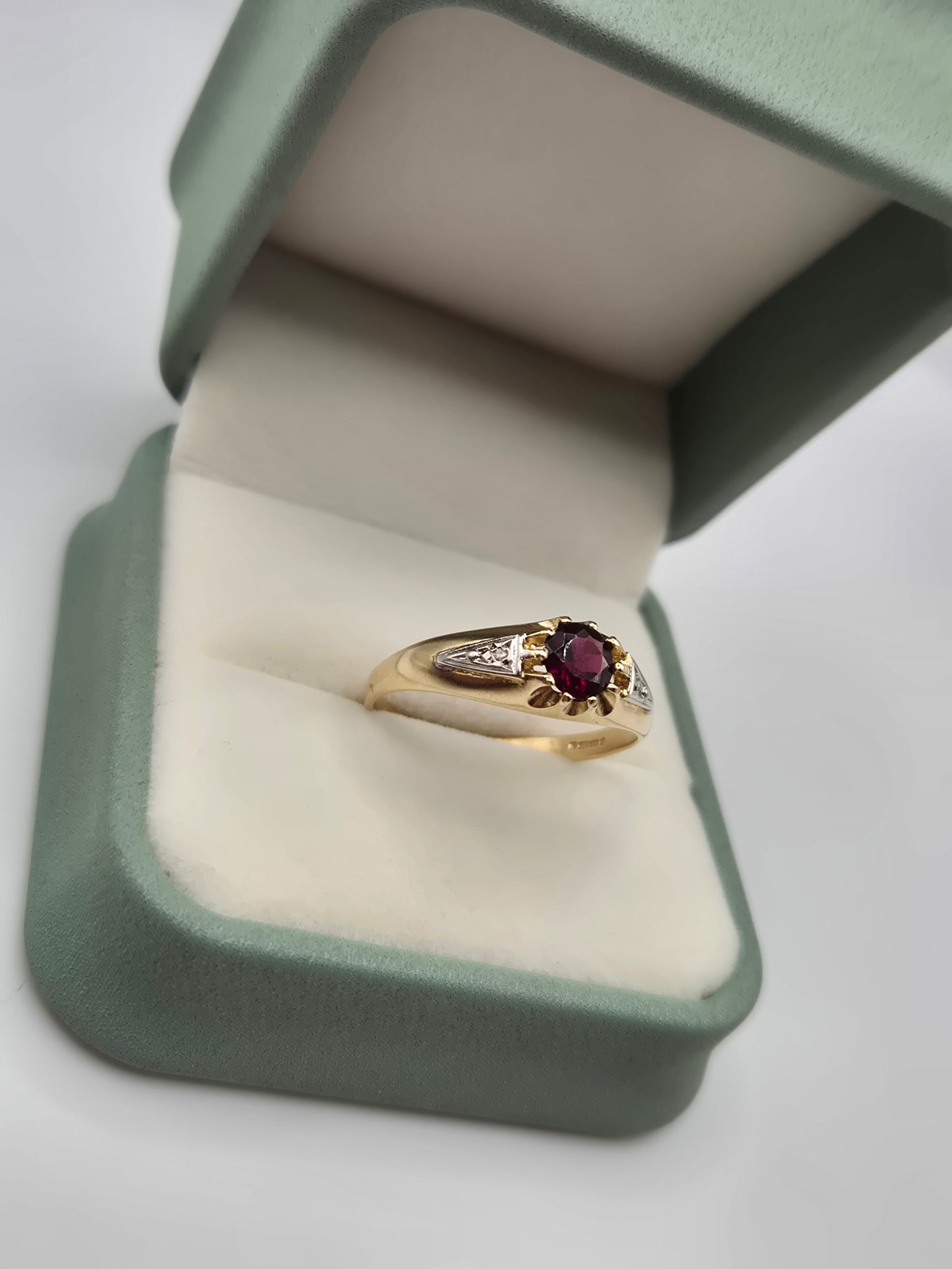 9ct gold garnet and diamond ring
