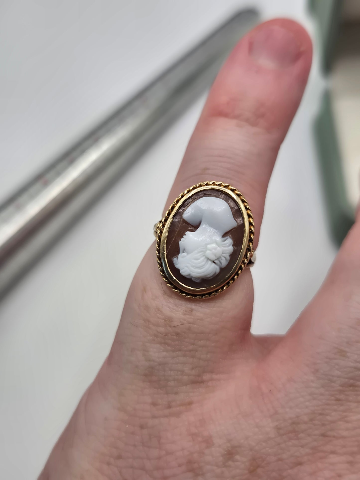 9ct gold cameo ring