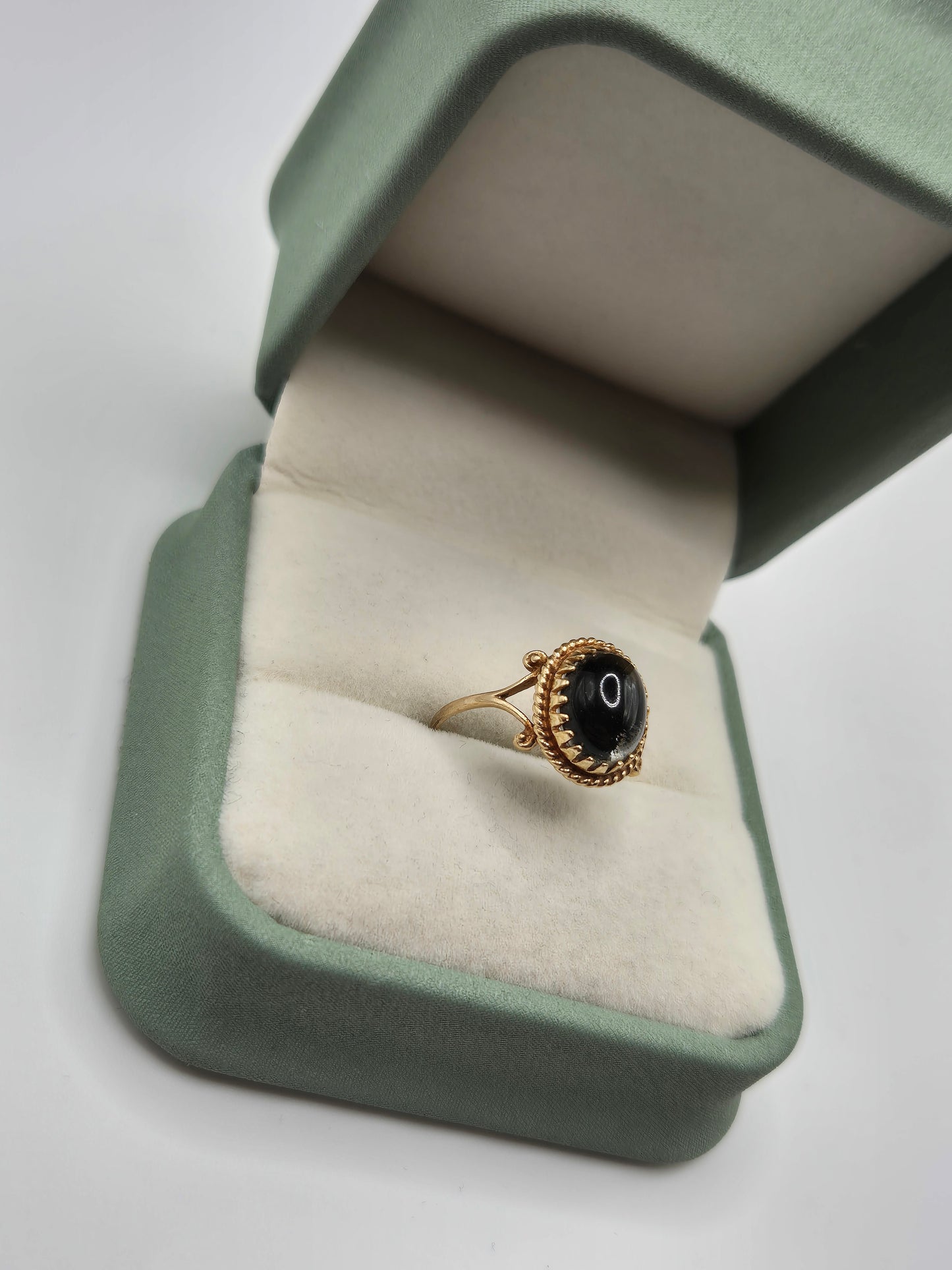 9ct gold mood stone ring