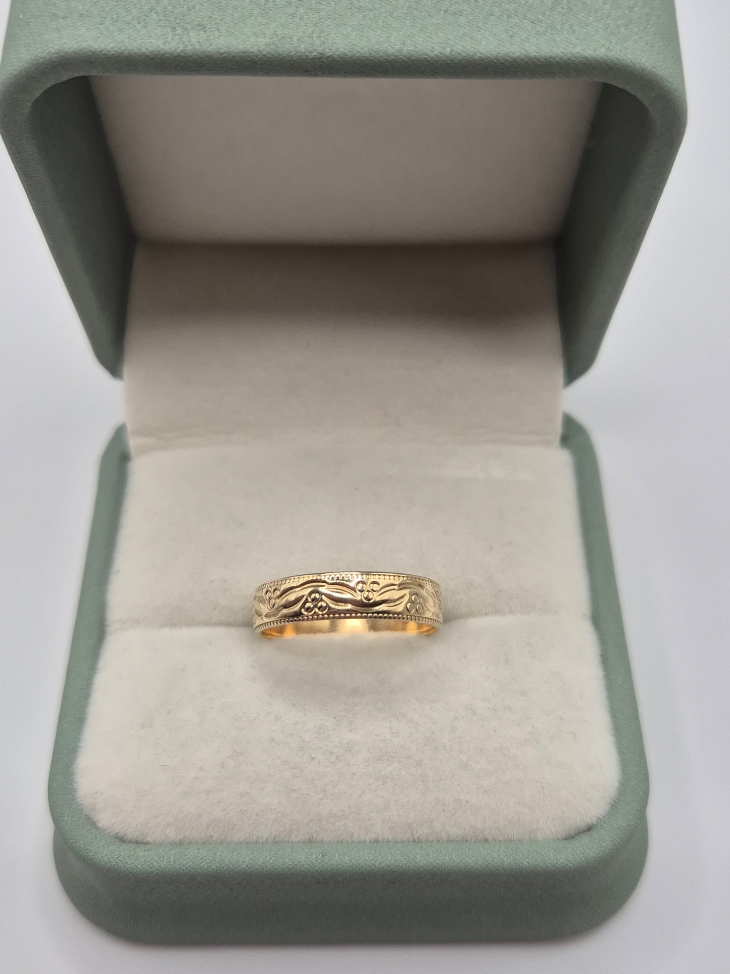 9ct gold patterned band ring