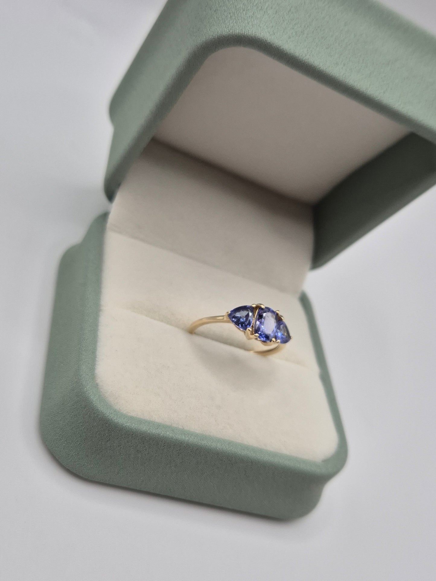 9ct gold tanzanite ring