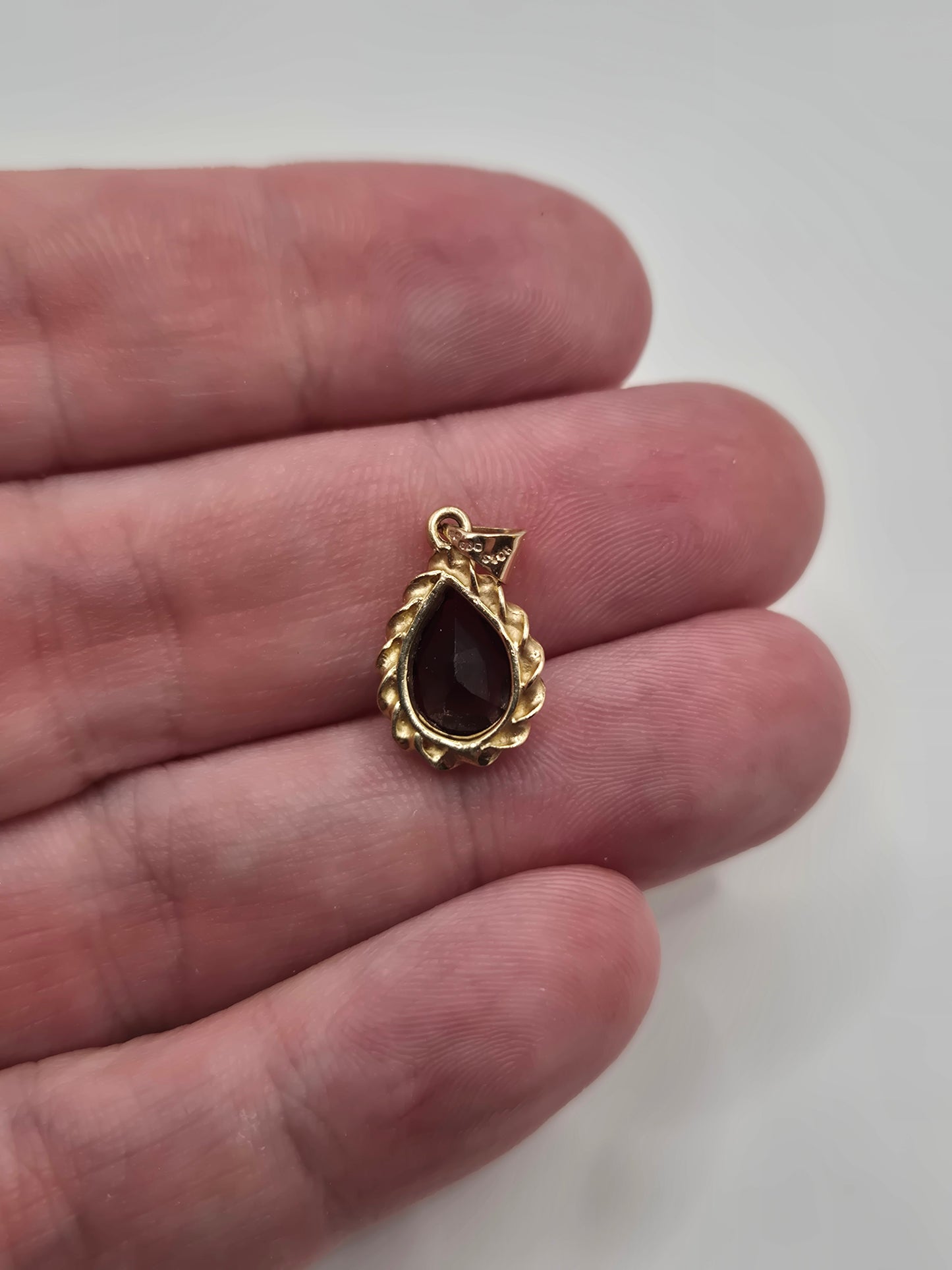 9ct gold garnet pendant