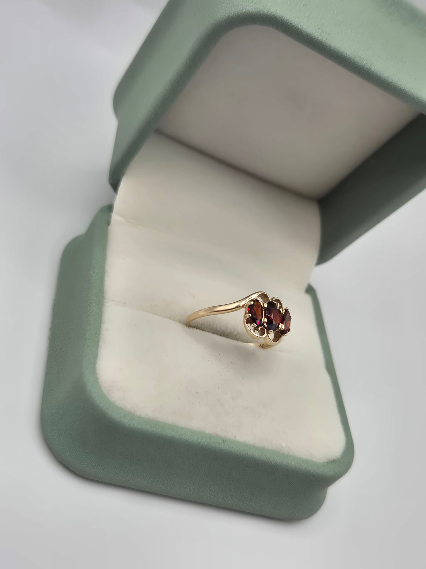9ct gold garnet ring