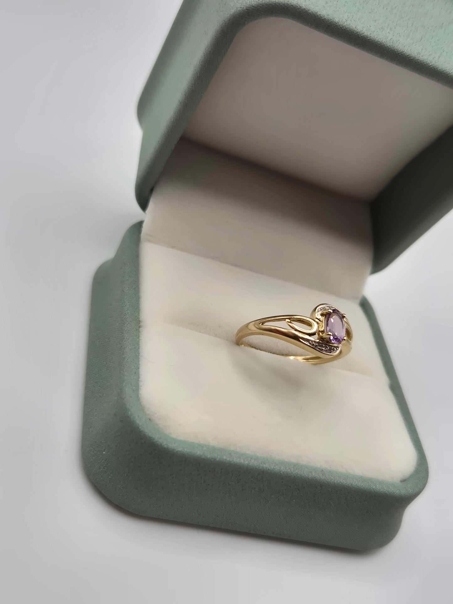 9ct gold amethyst and diamond ring