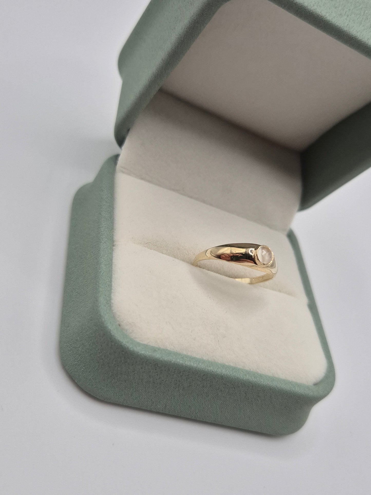 9ct gold moonstone gypsy ring