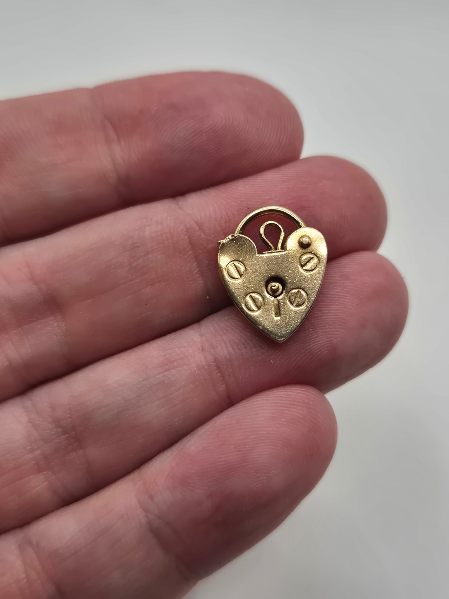 9ct gold padlock (14)