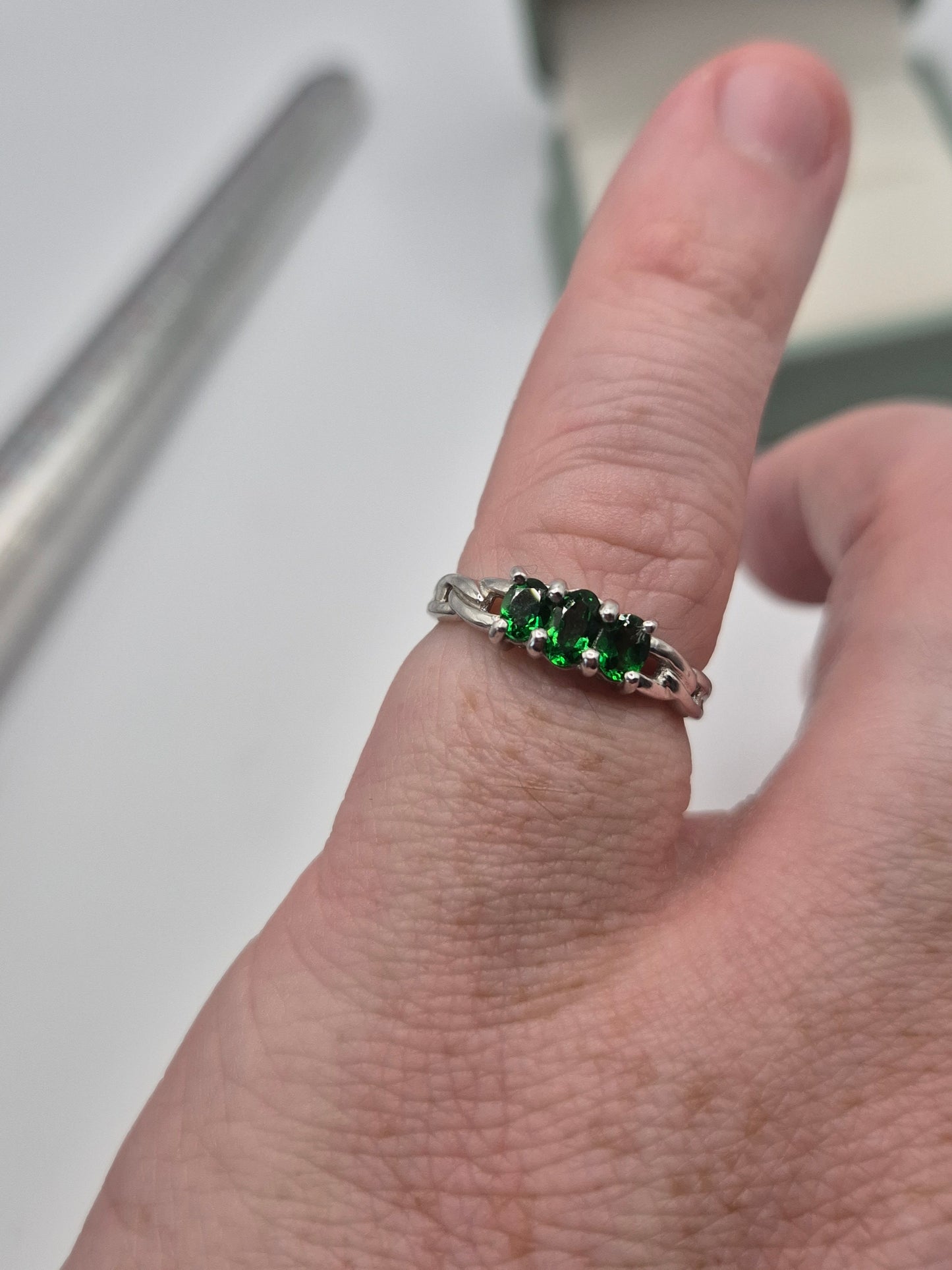9ct white gold diopside ring