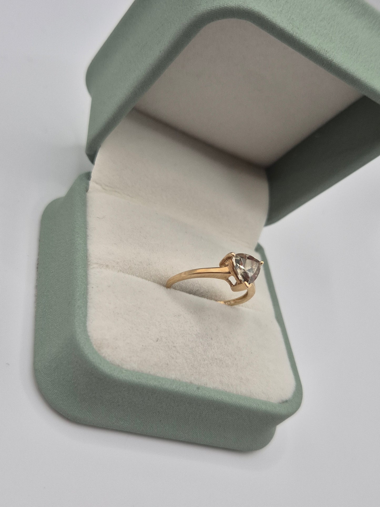 9ct gold quartz ring