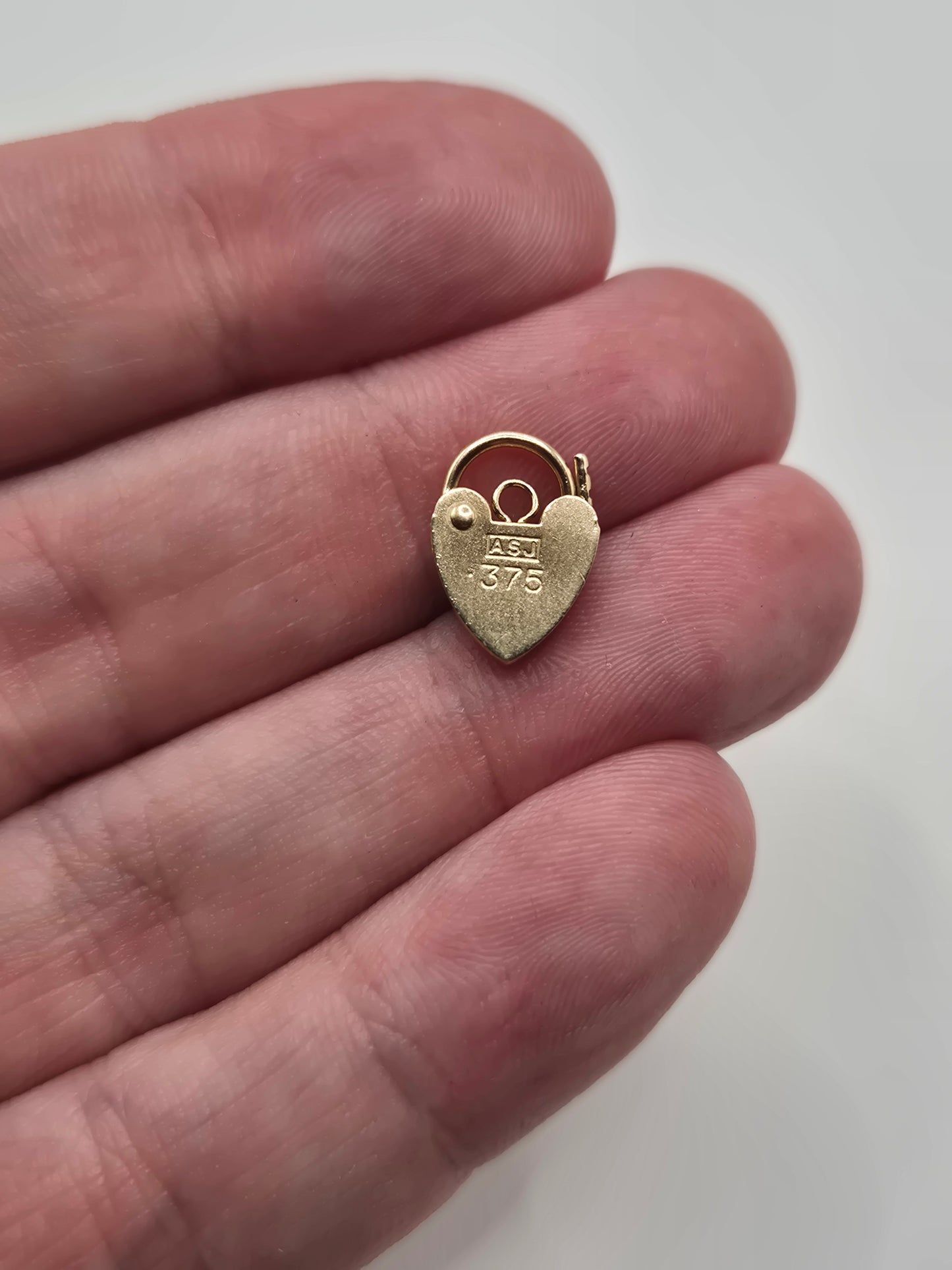 9ct gold padlock (16)