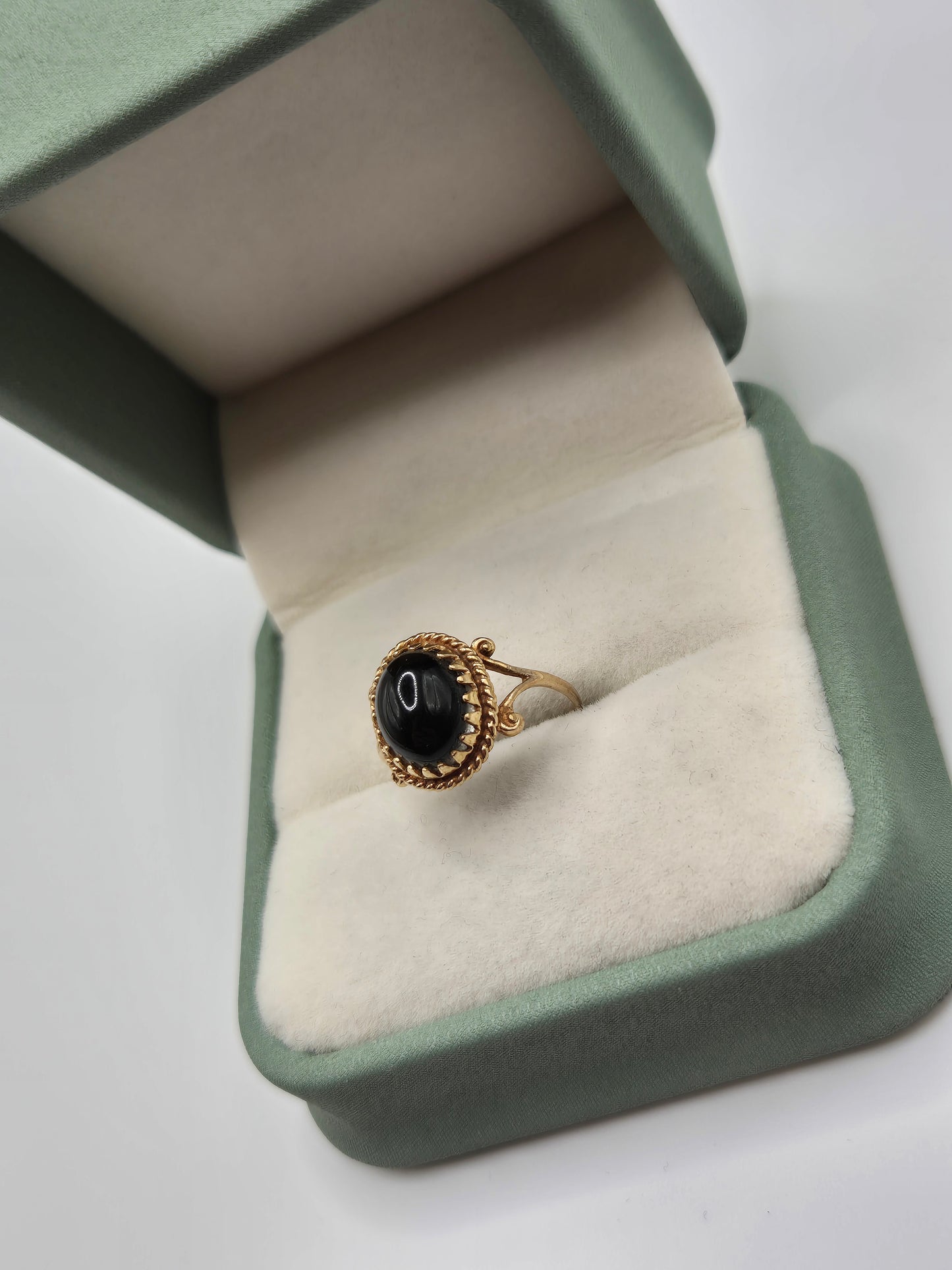 9ct gold mood stone ring