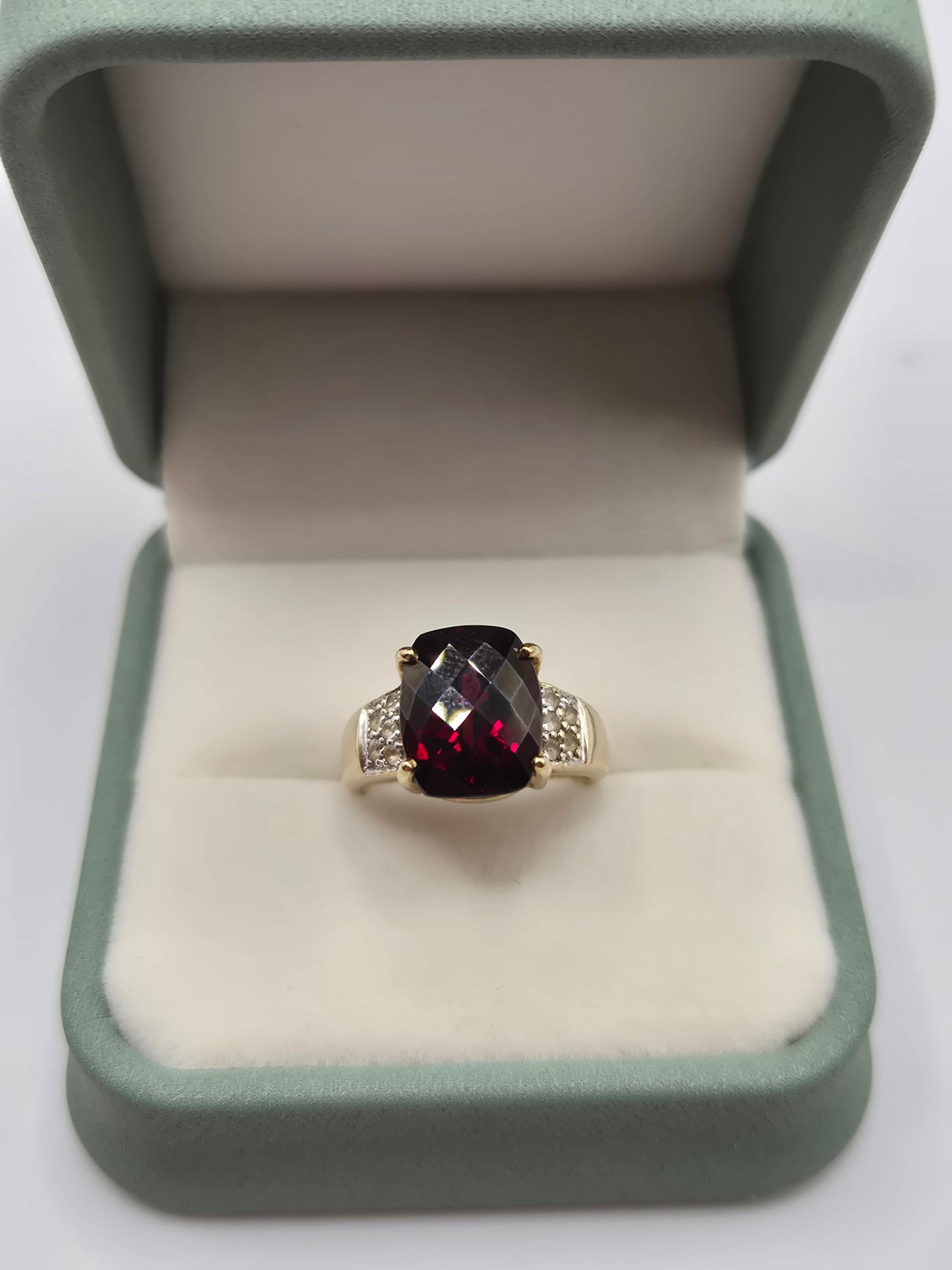 9ct gold garnet and diamond ring
