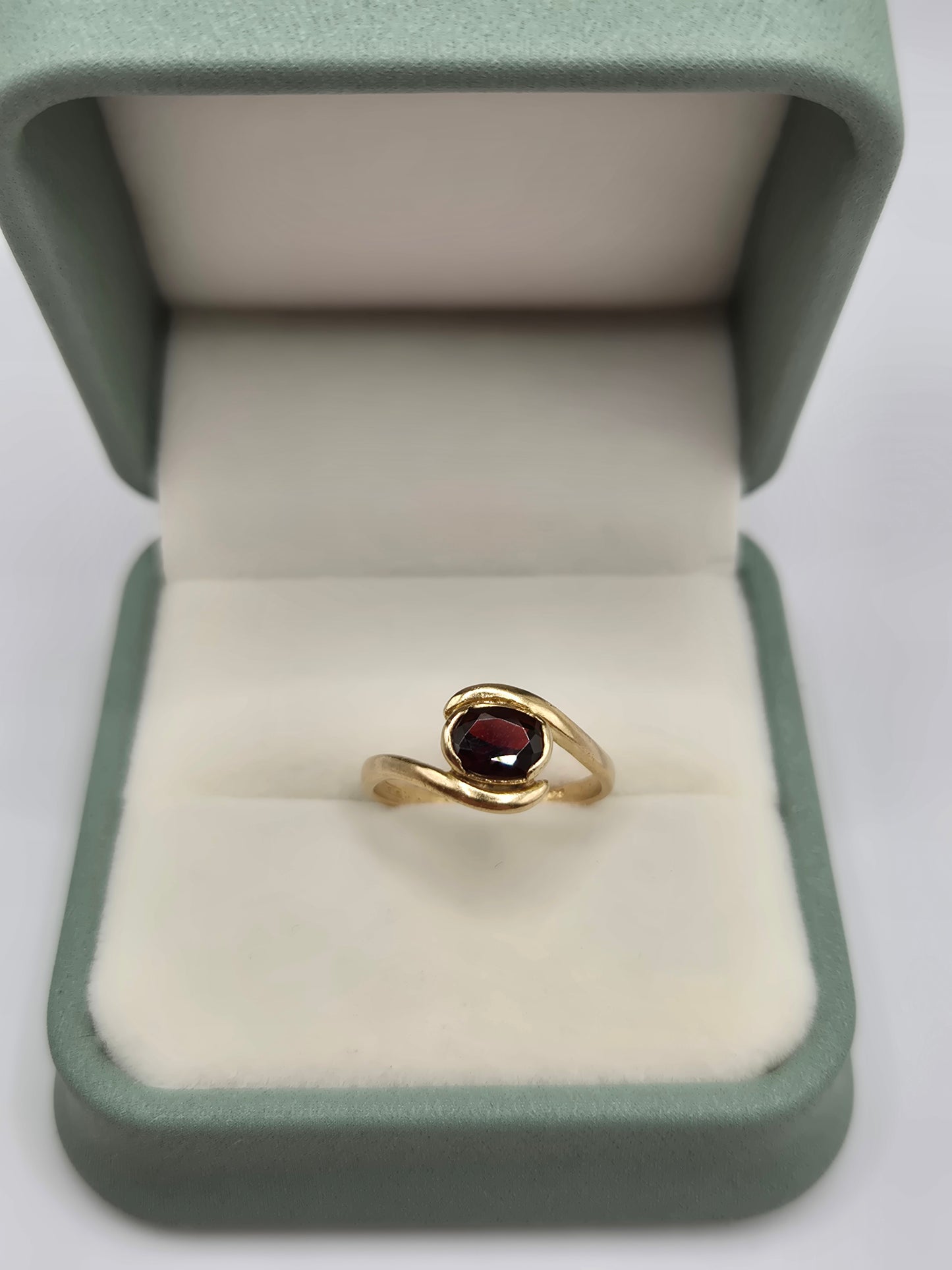 9ct gold garnet ring