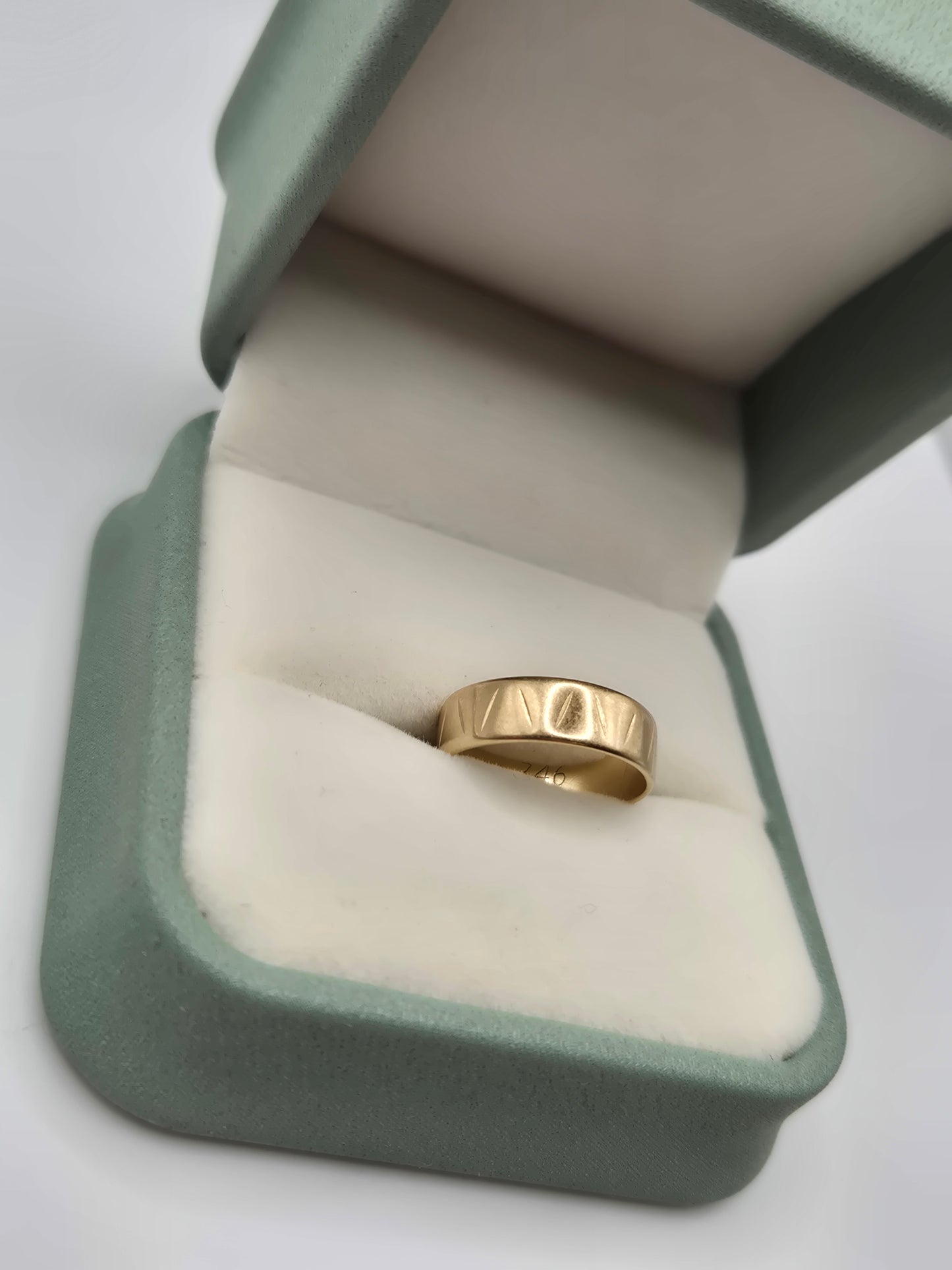 9ct gold engraved band ring