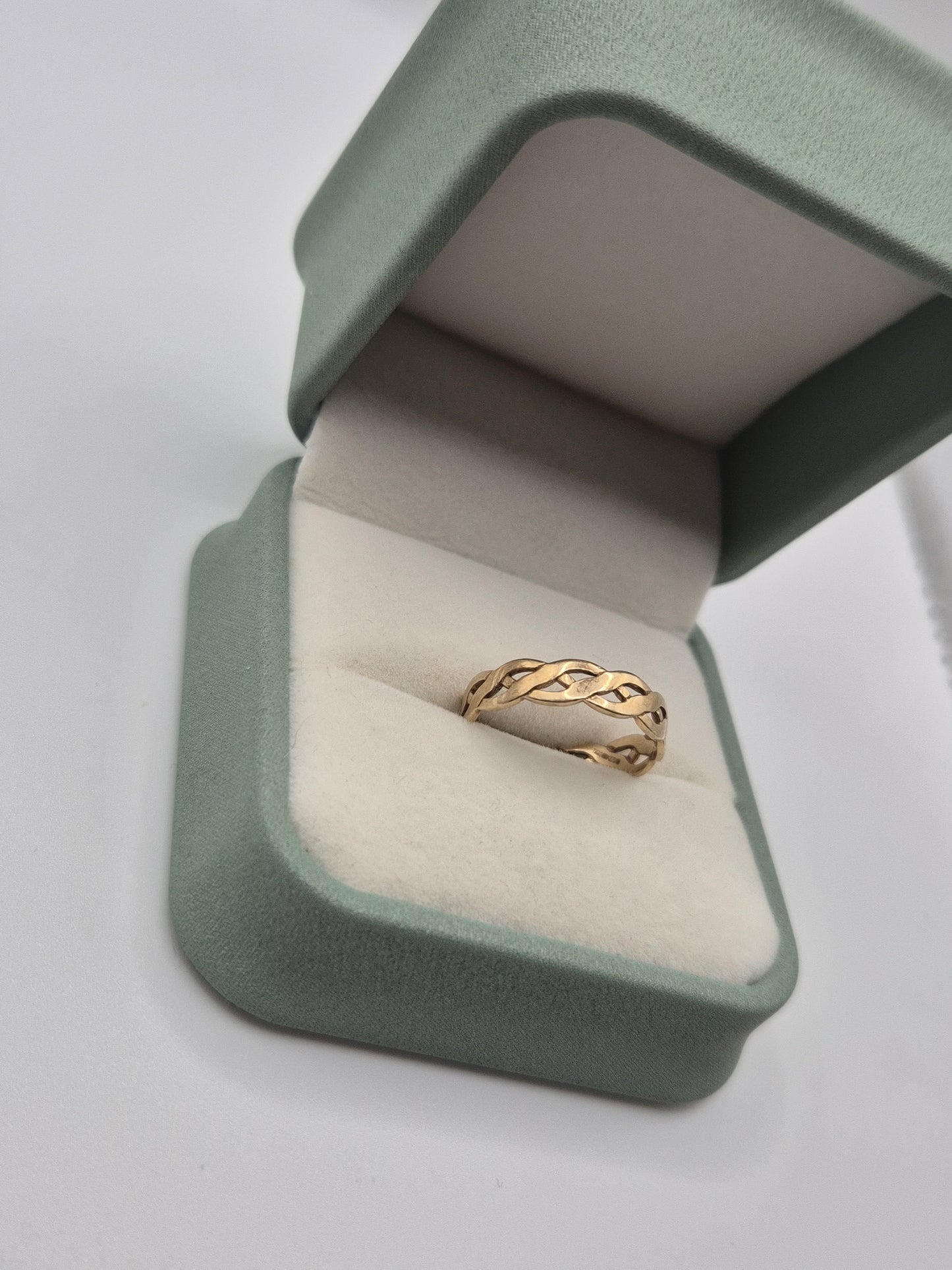 9ct gold celtic ring