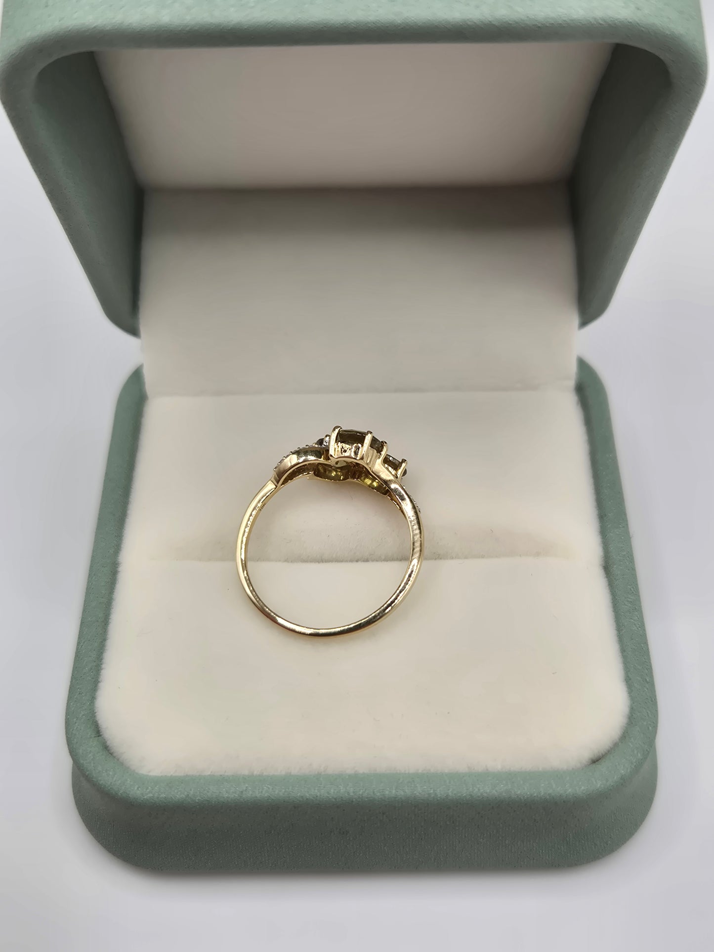9ct gold peridot and diamond ring