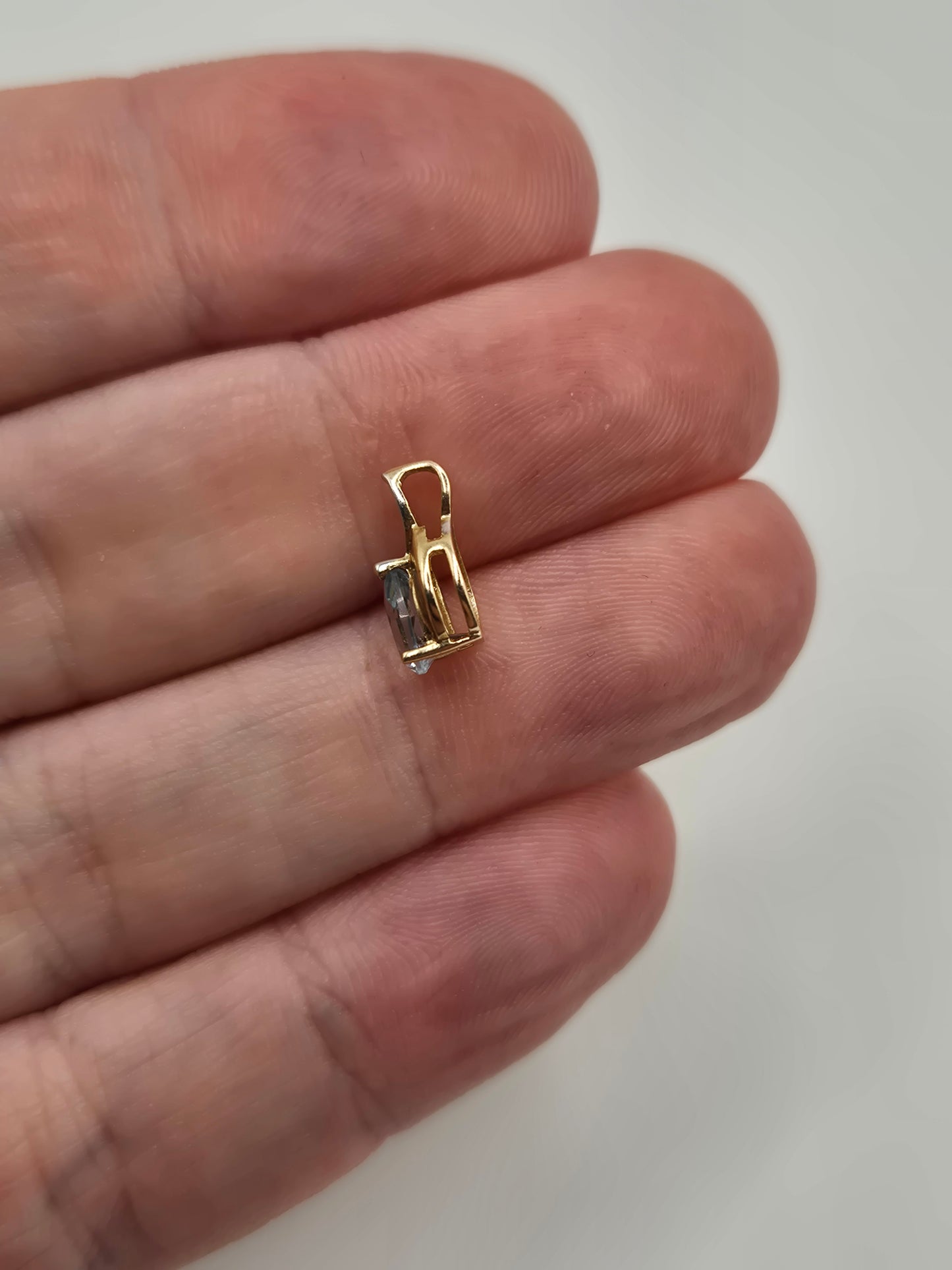 9ct gold topaz and diamond pendant