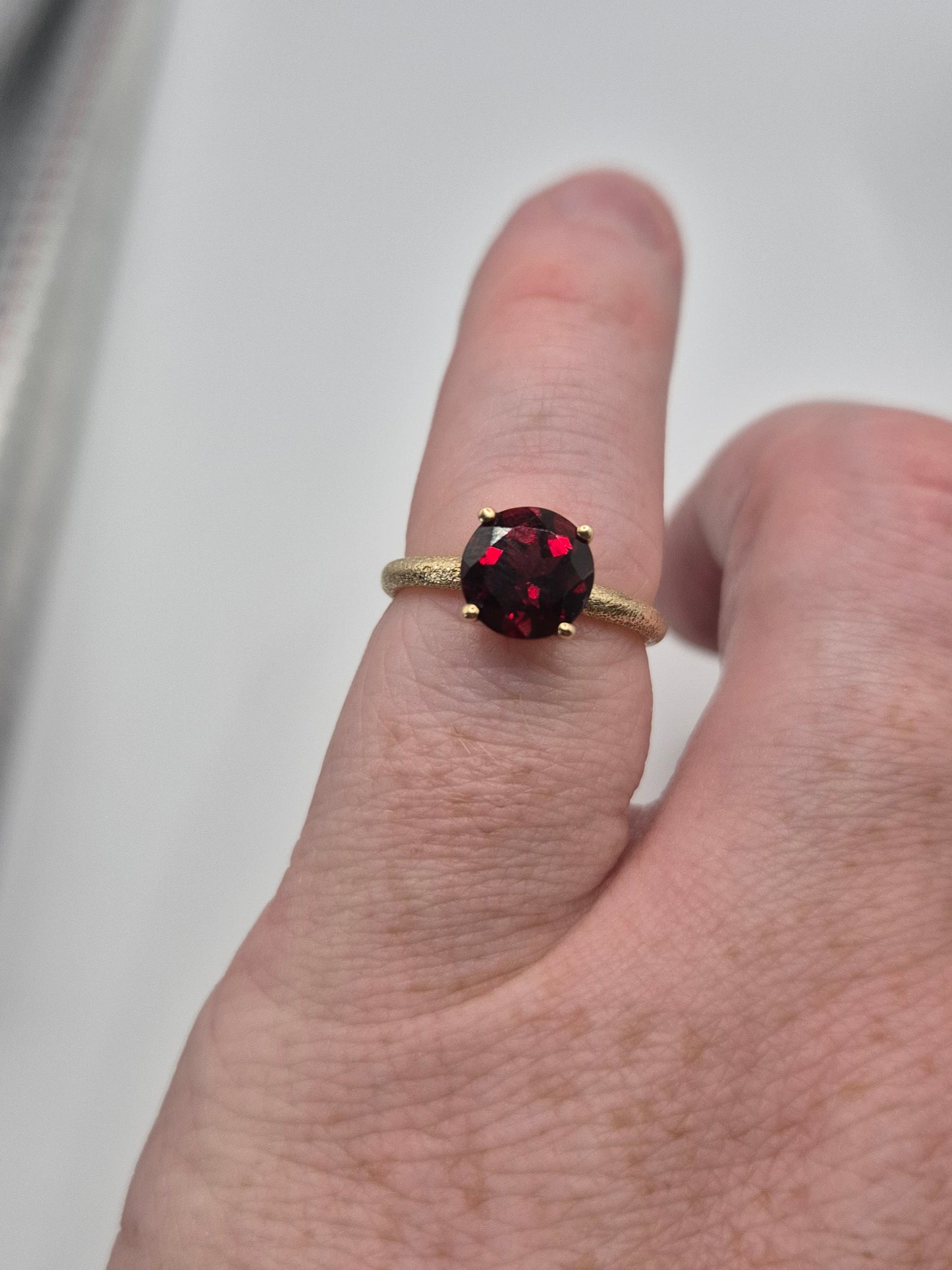 9ct gold garnet ring