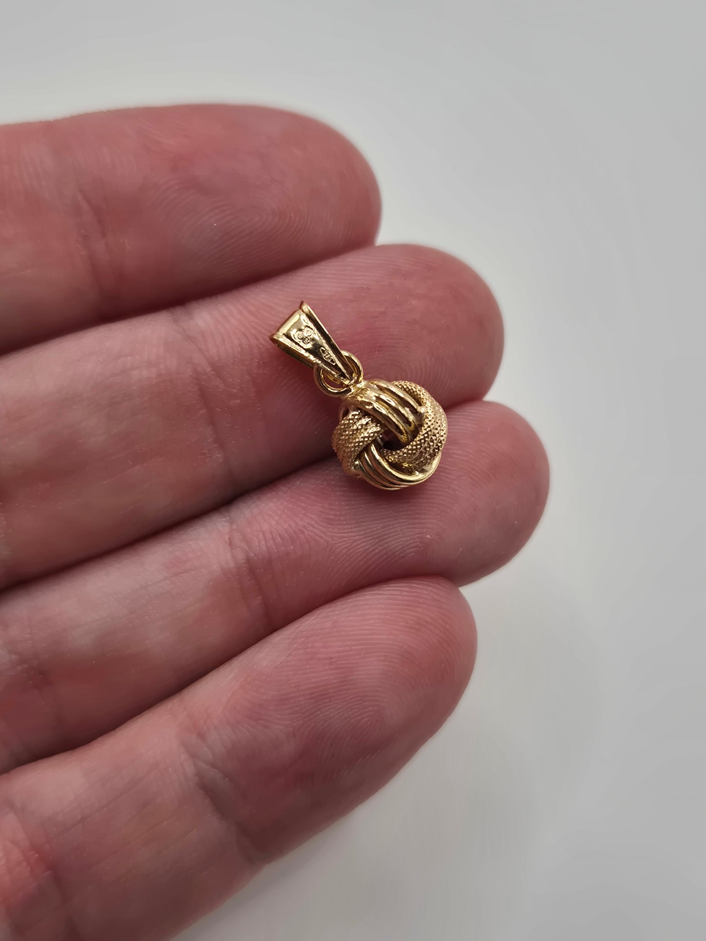 9ct gold knot pendant