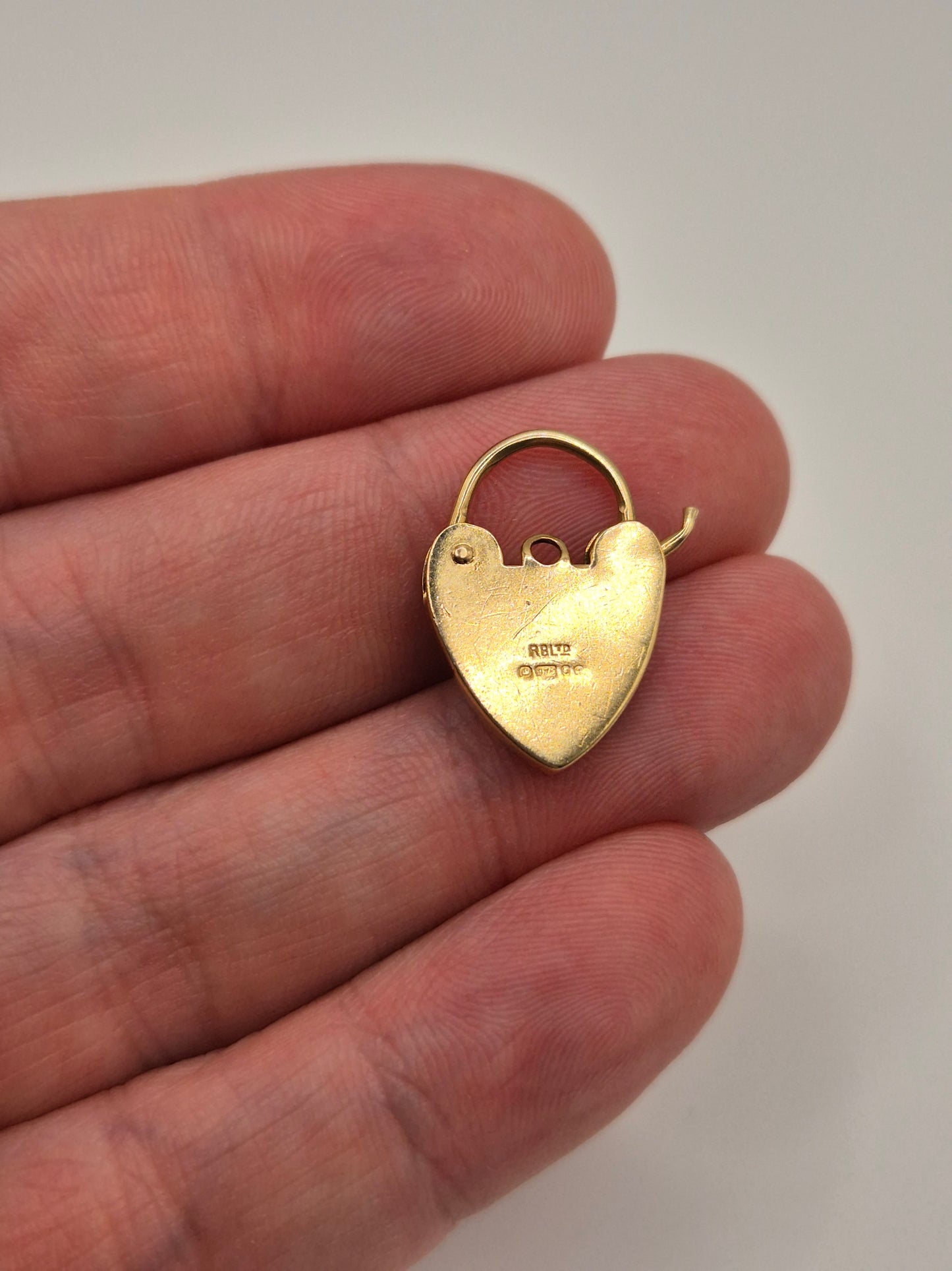 9ct gold padlock (9)