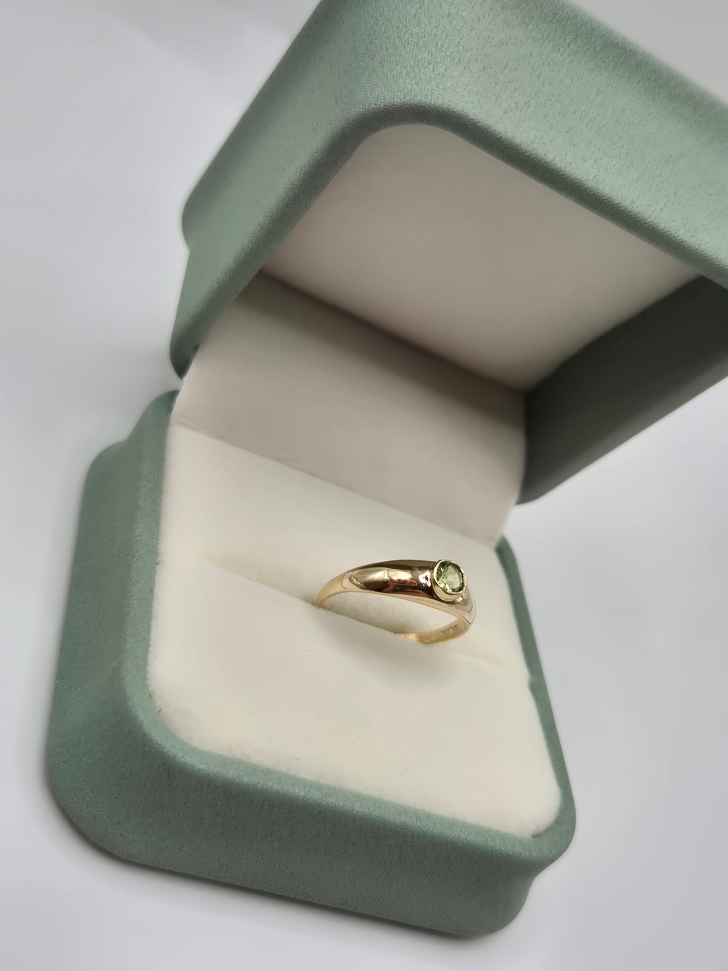 9ct gold peridot gypsy ring