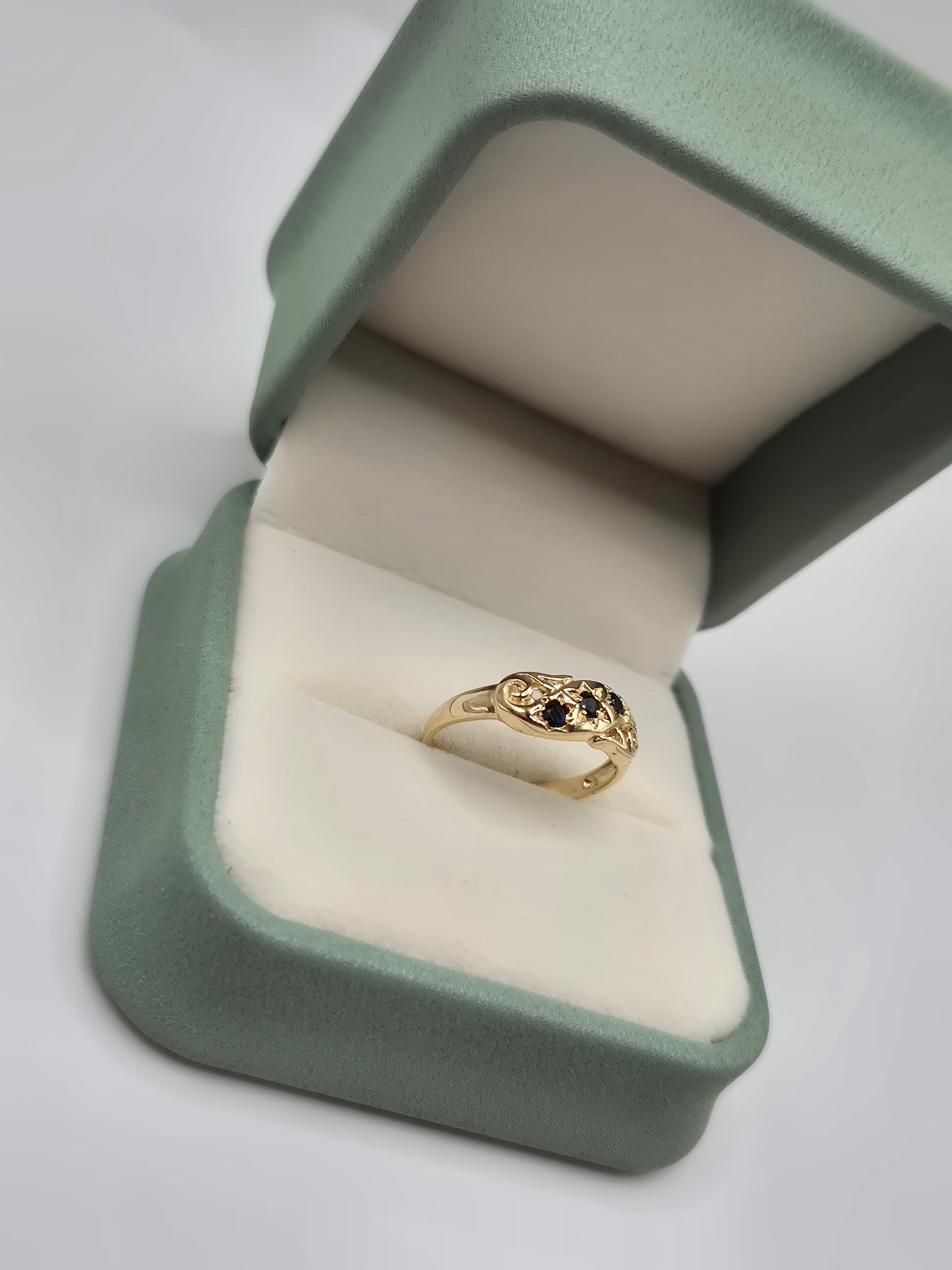9ct gold sapphire ring