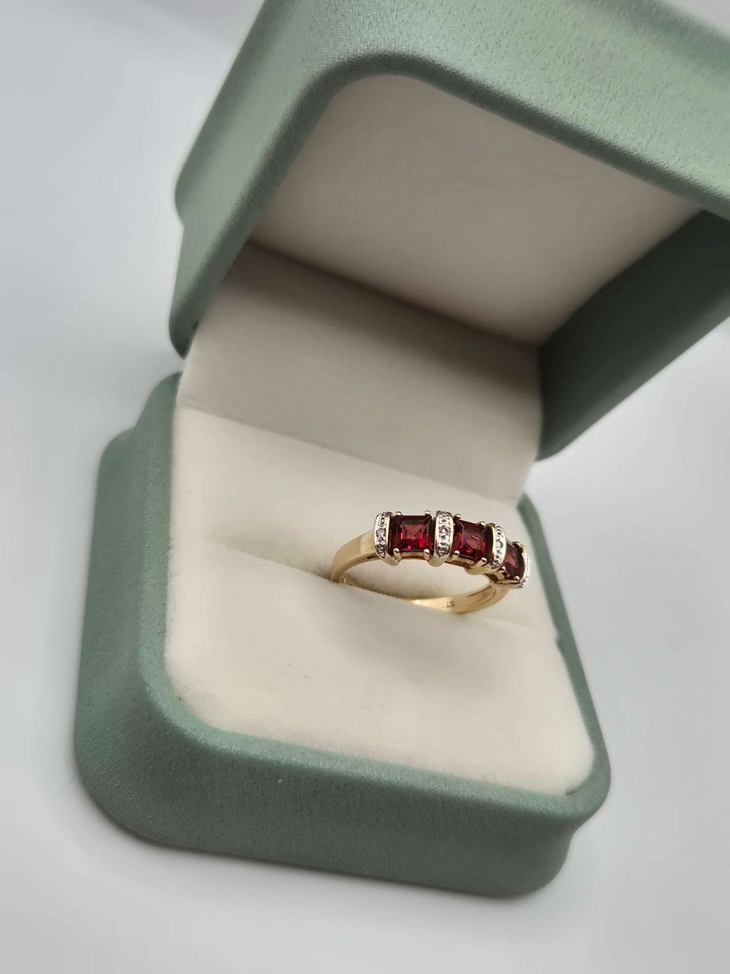 9ct gold garnet and diamond ring
