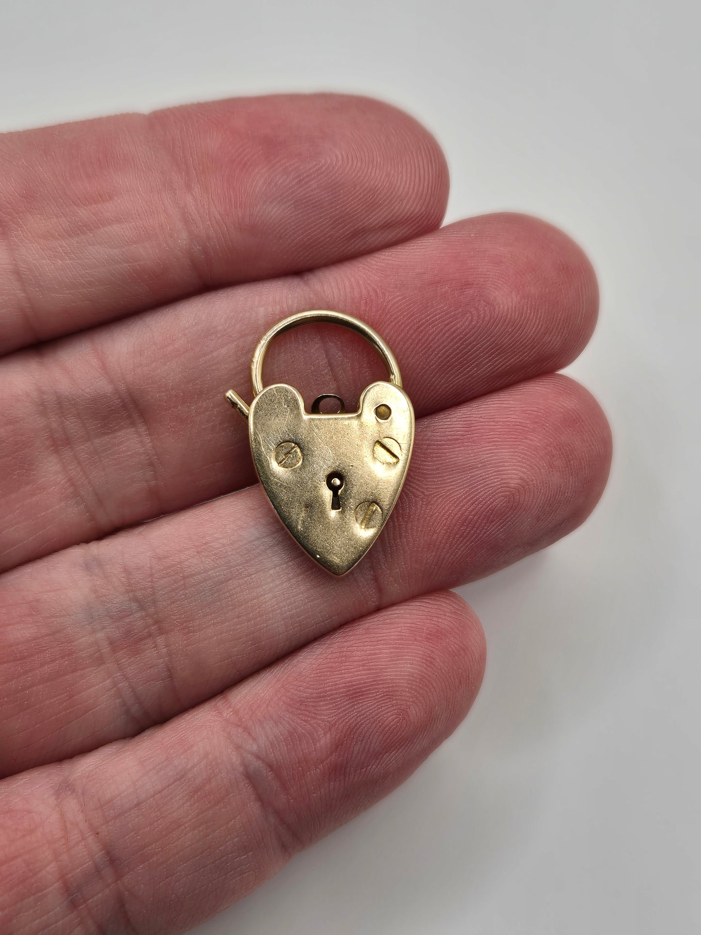9ct gold padlock (1)