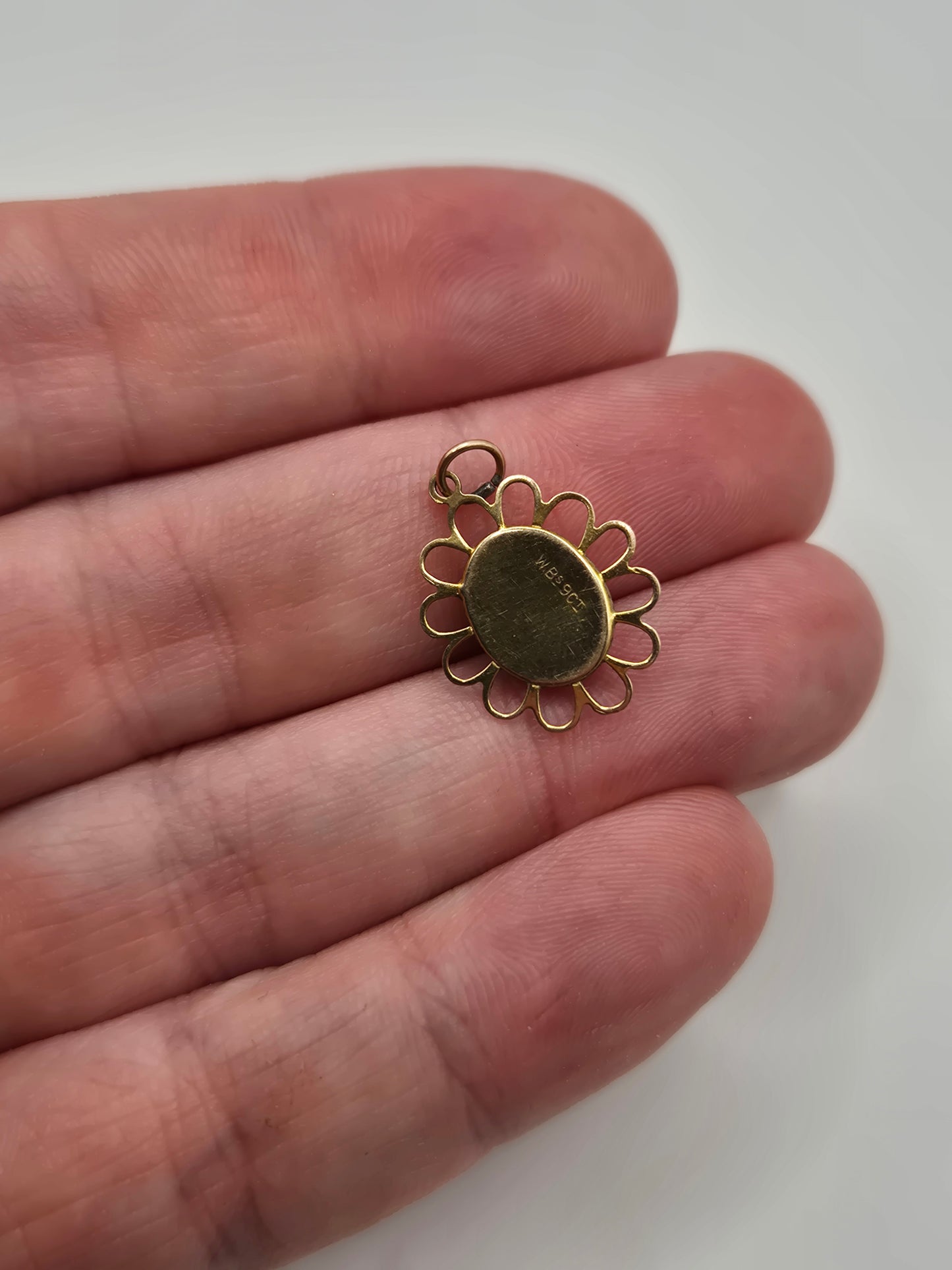 9ct gold cameo pendant