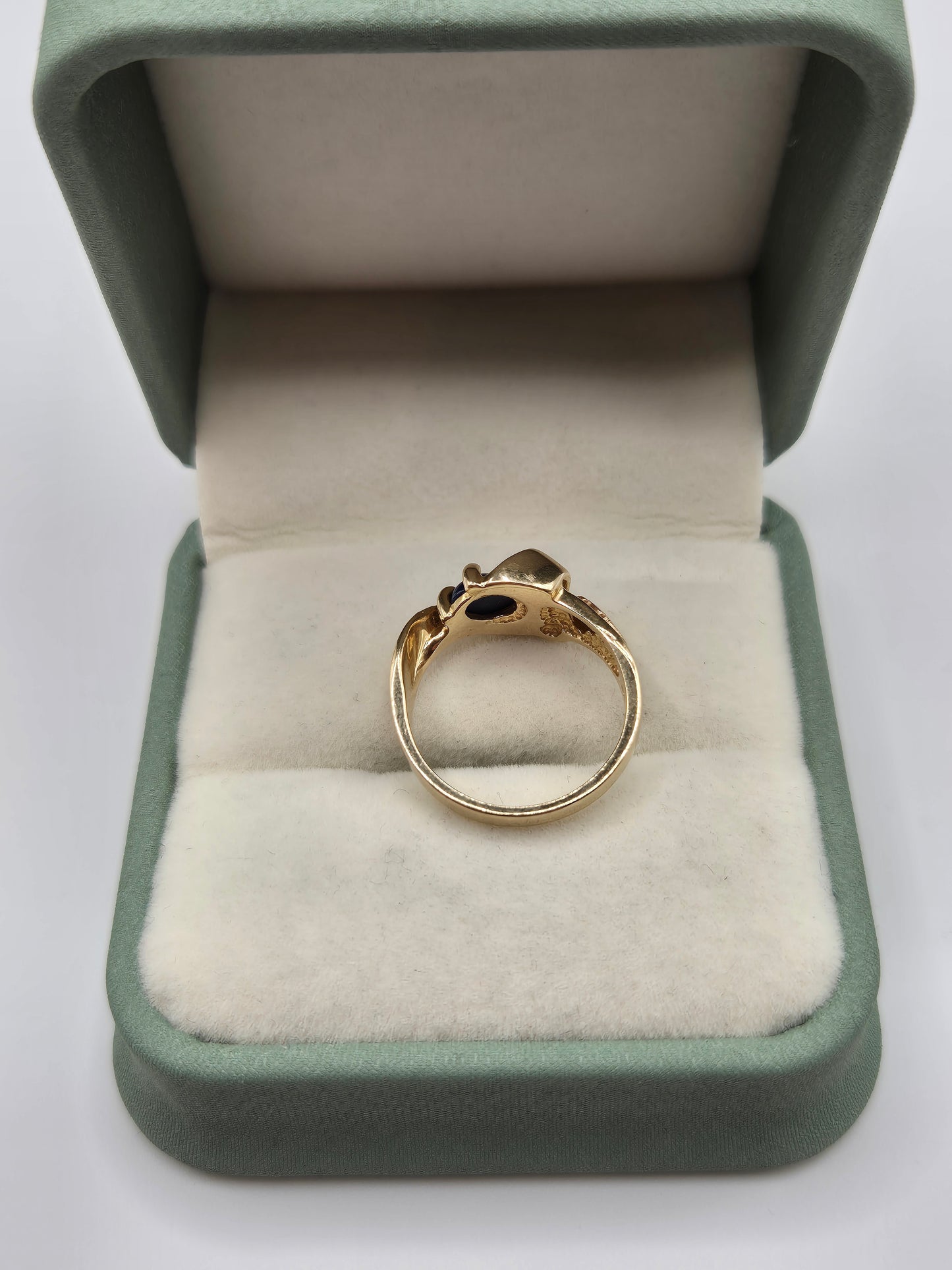 Heavy 9ct gold star sapphire floral ring