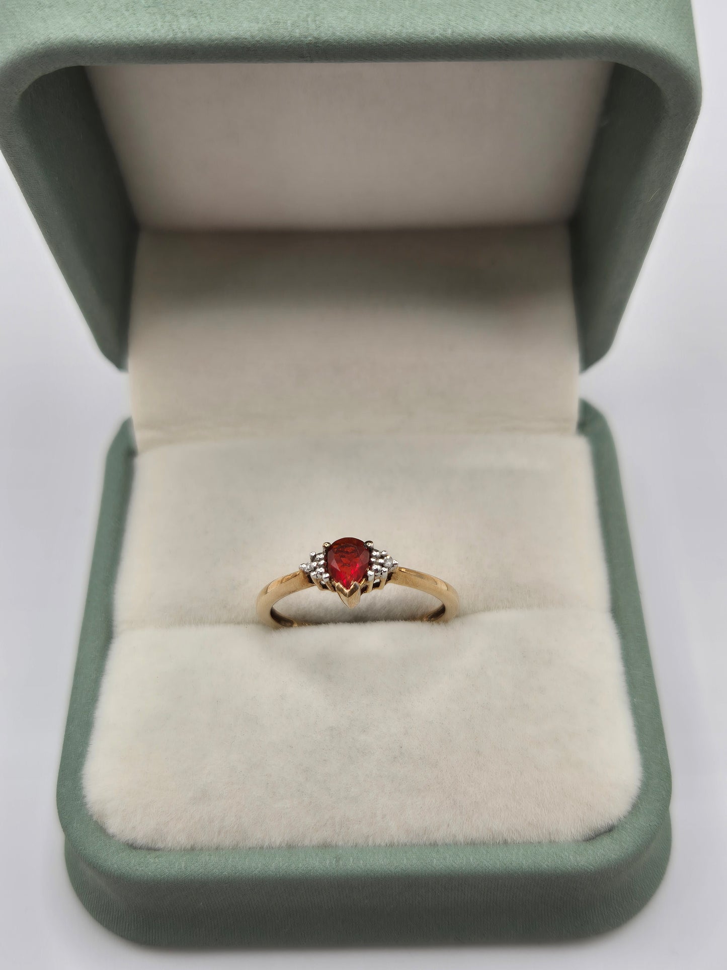 9ct gold garnet and diamond ring