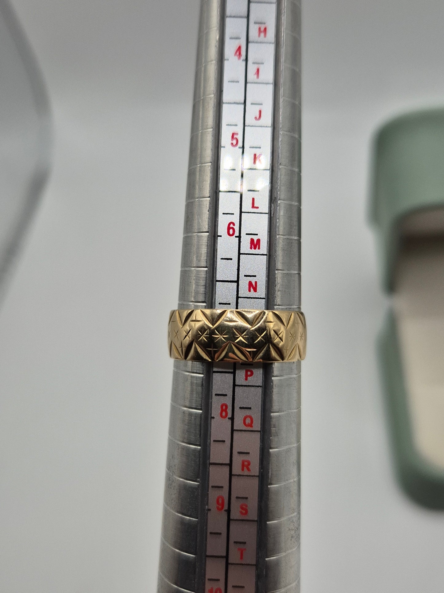 9ct gold patterned band ring