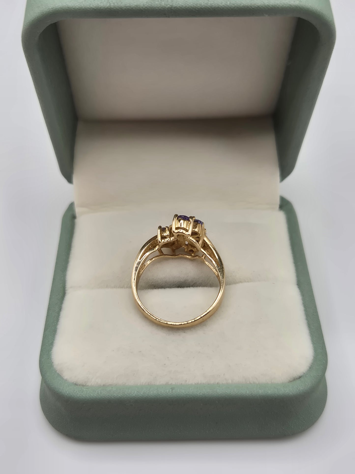 9ct gold tanzanite and diamond ring