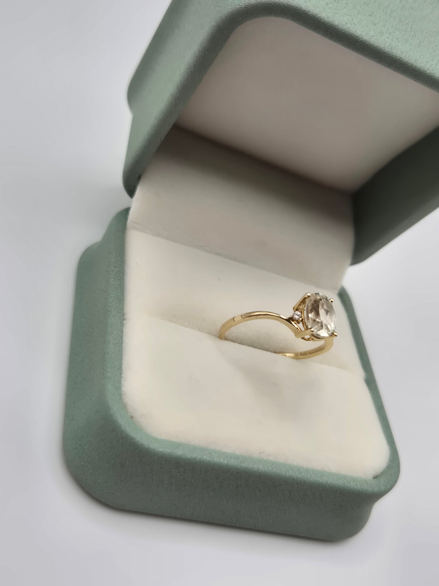 9ct gold topaz ring