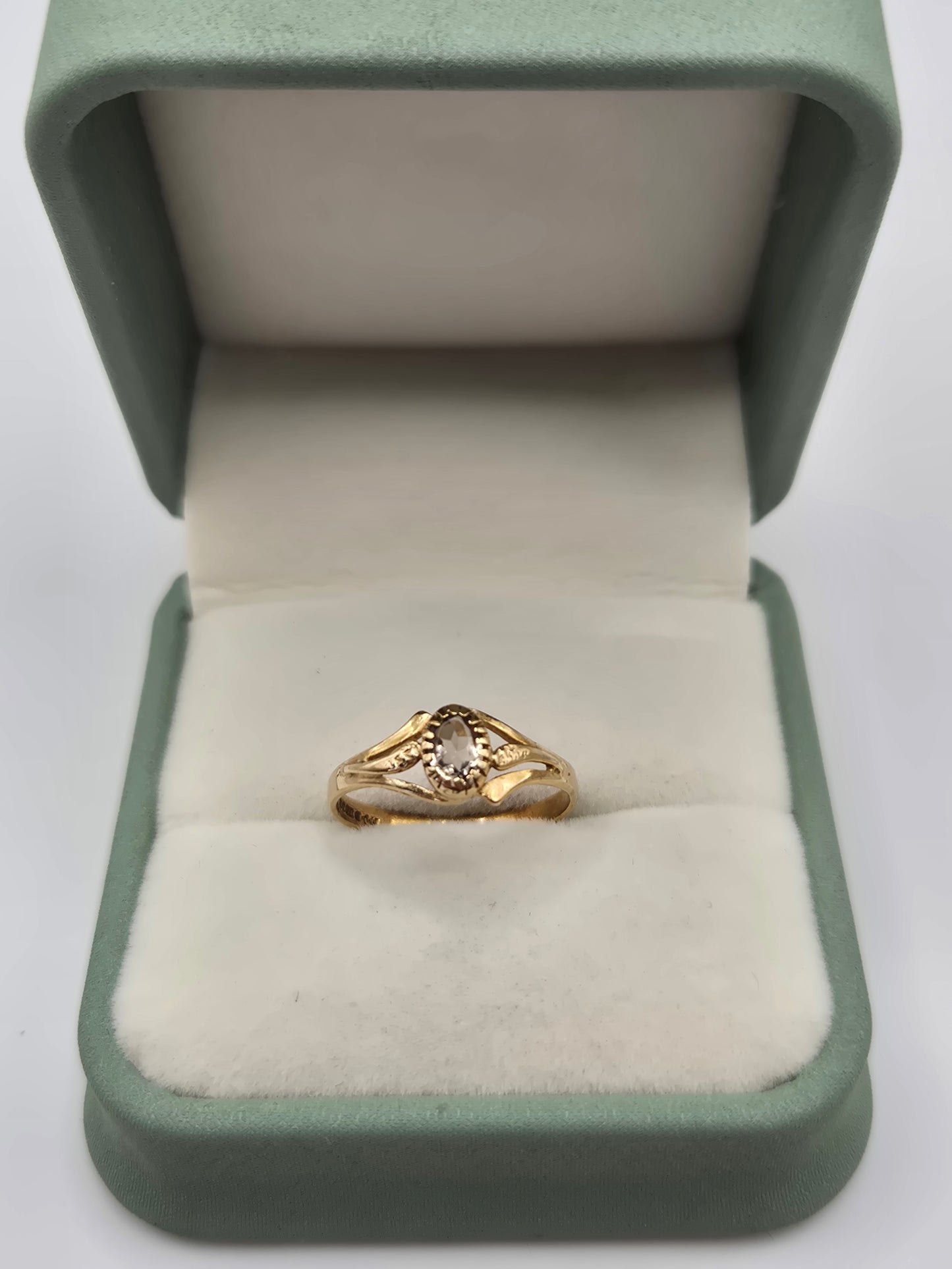 9ct gold quartz ring