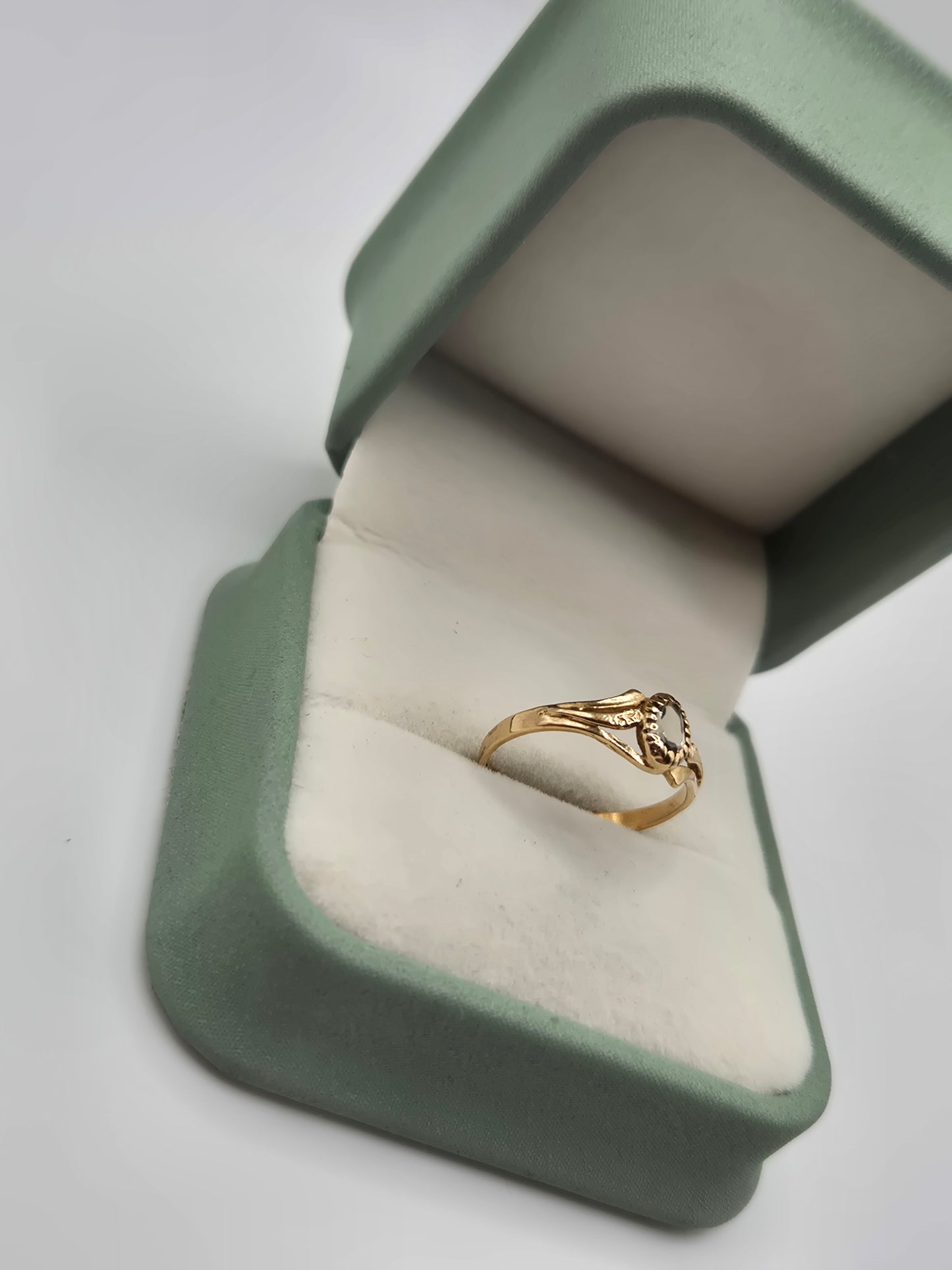 9ct gold quartz ring